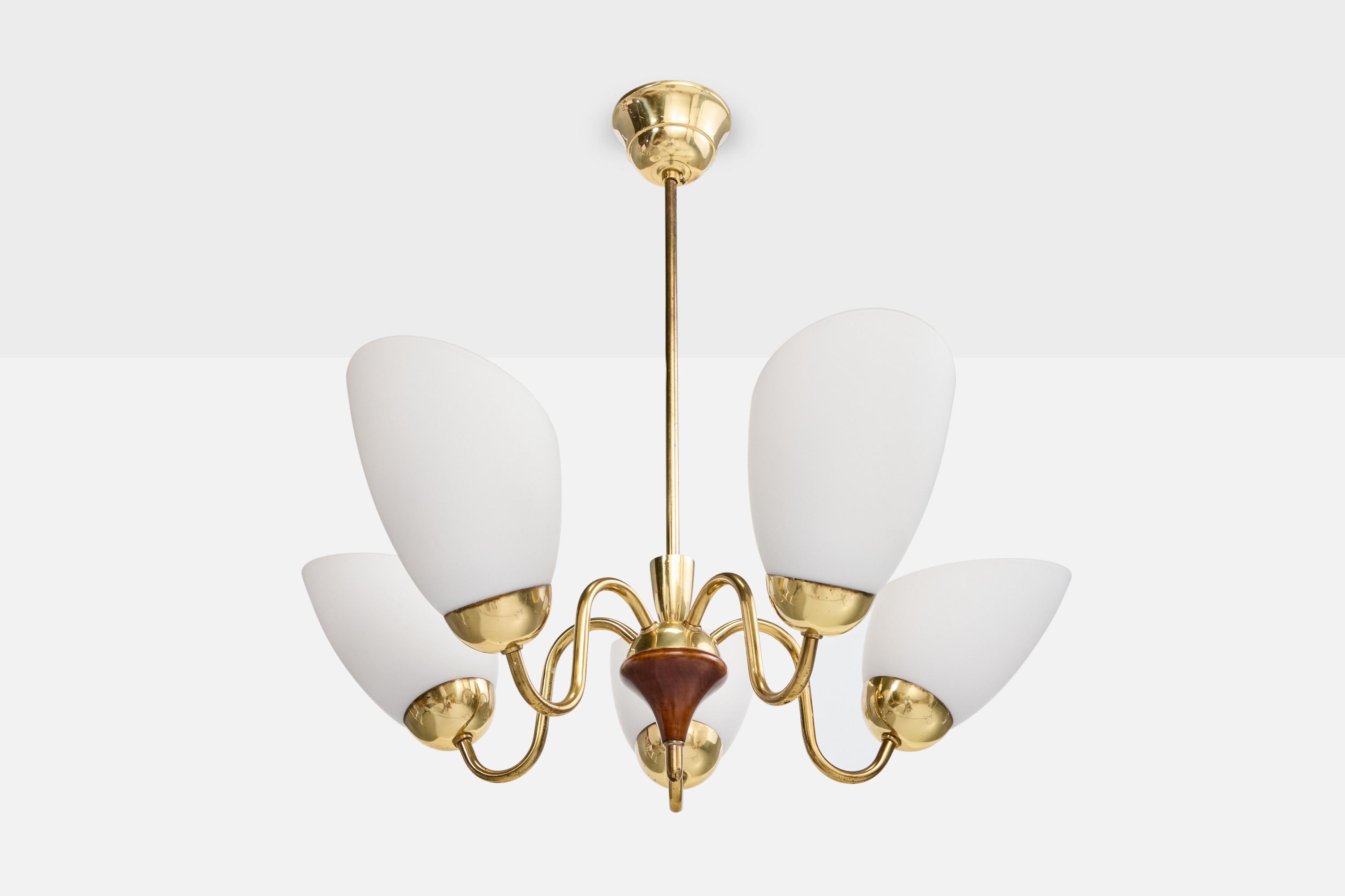 Lustre en laiton, bois et verre opalin blanc, conçu et produit en Suède, C.C. 1950.

Dimensions globales (pouces) : 22.5 