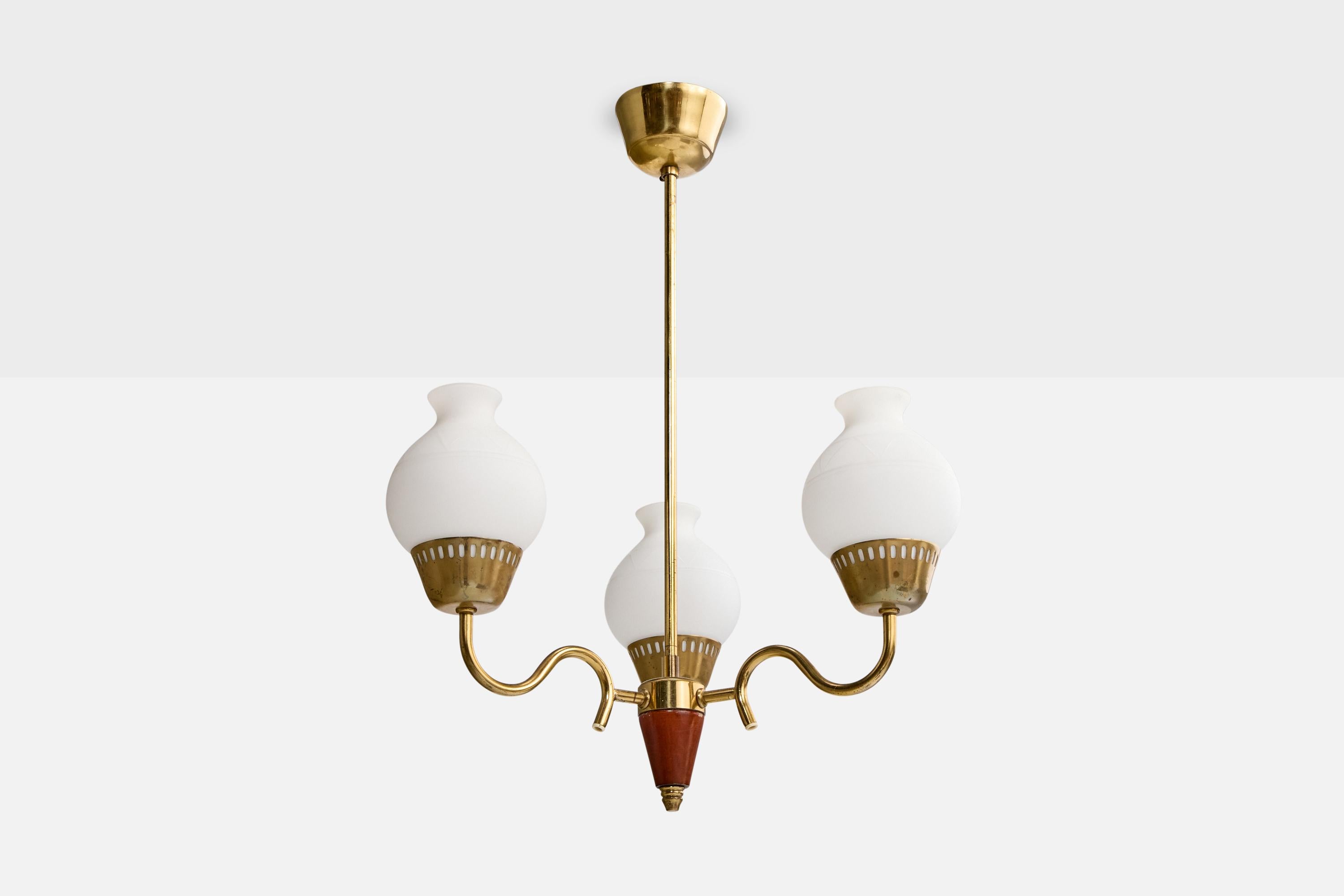Lustre en laiton, bois et verre opalin blanc, conçu et produit en Suède, C.C. 1950.

Dimensions globales (pouces) : 24.0 