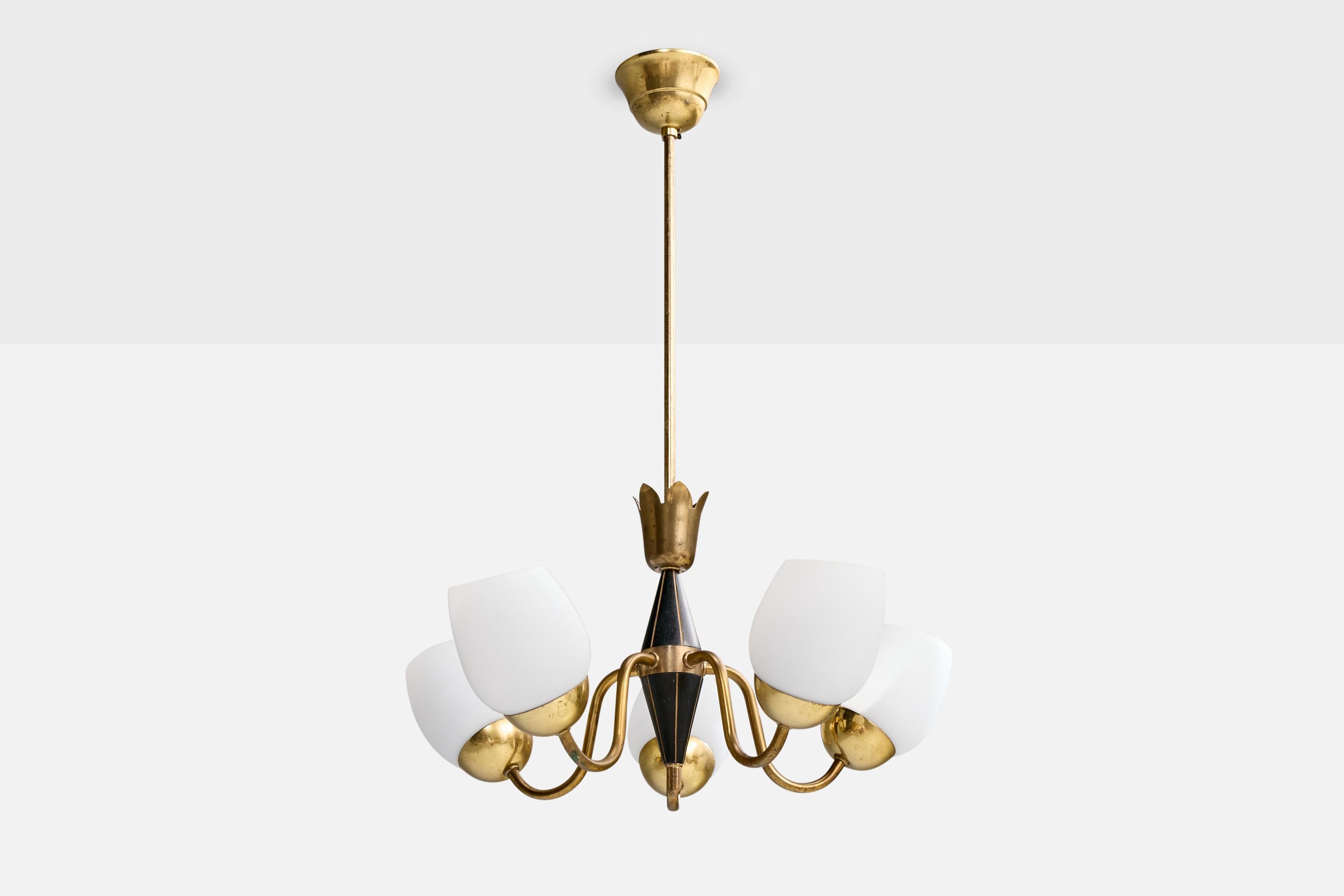 Lustre en laiton, bois laqué noir et verre opalin blanc, conçu et produit en Suède, C.I.C.

Dimensions globales (pouces) : 25.25 