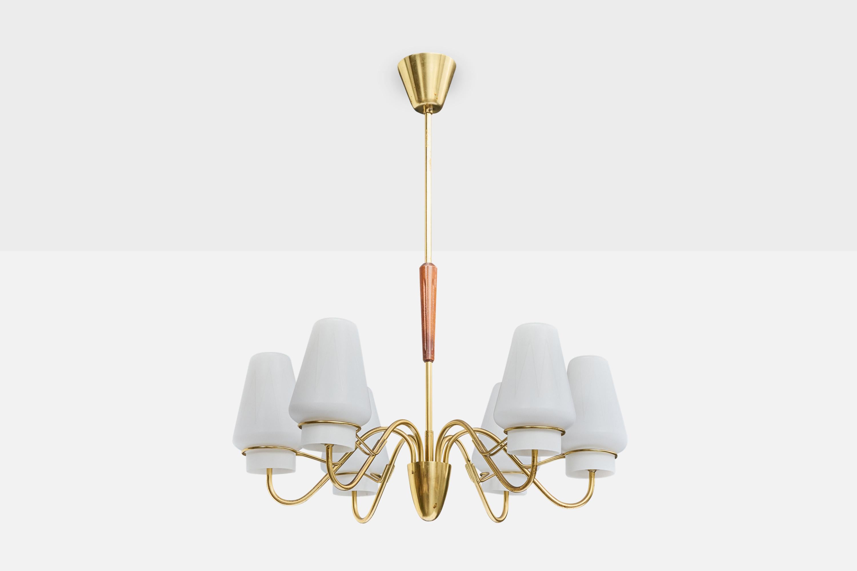 Lustre en laiton, bois et verre opalin blanc, conçu et produit en Suède, C.C. 1950.

La tige et le baldaquin en laiton présentent une légère oxydation.

Dimensions globales (pouces) : 28.5 