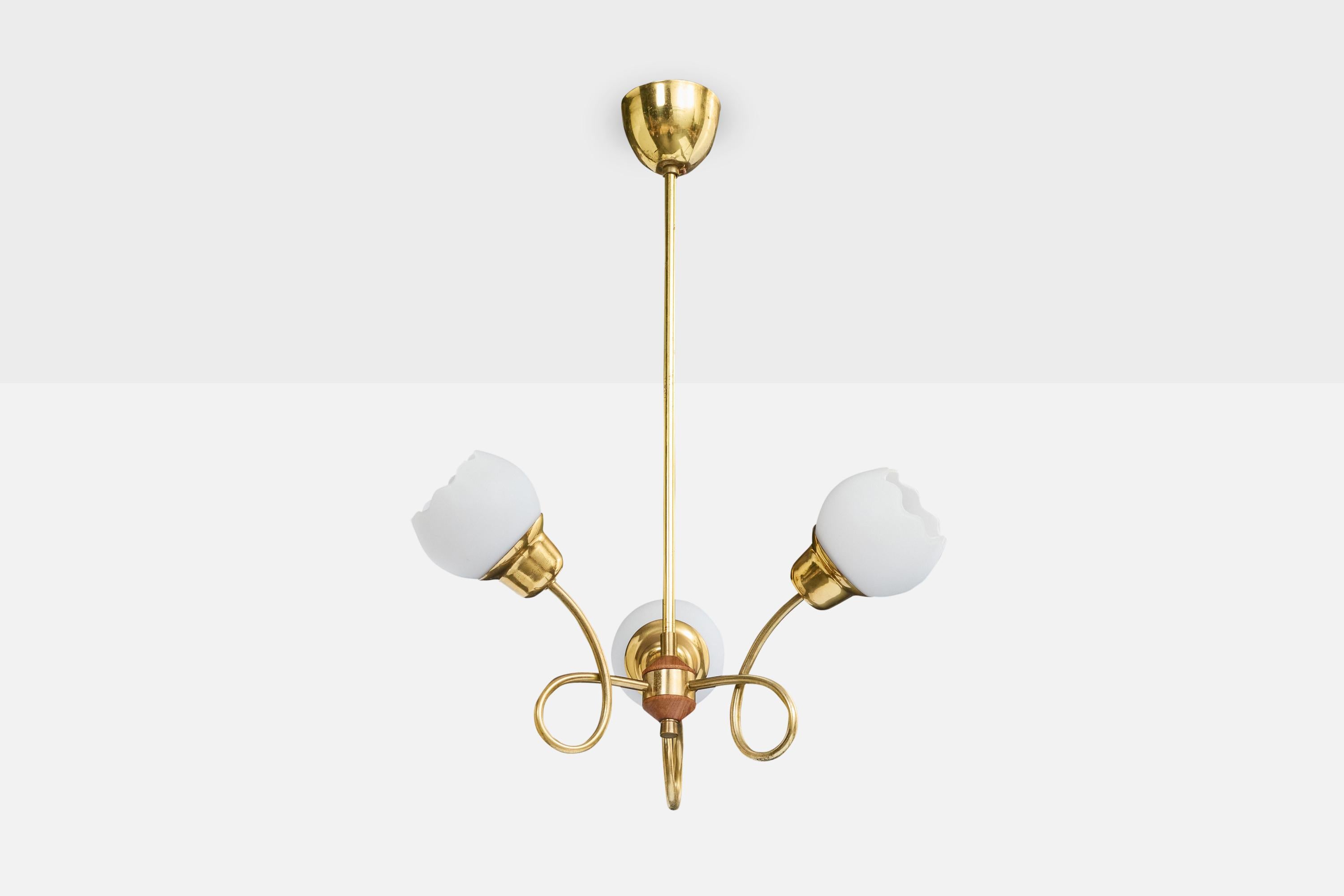 Lustre en laiton, bois et verre opalin blanc, conçu et produit en Suède, C.C. 1950.

Dimensions globales (pouces) : 23.0 