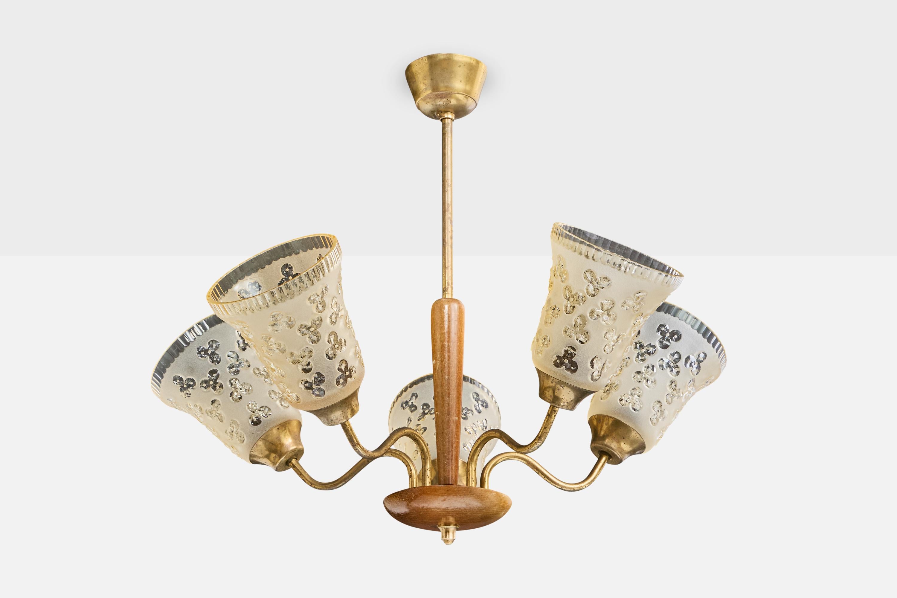 Lustre en laiton, bois et verre gravé, conçu et produit en Suède, c.C. 1950.

La tige et le baldaquin en laiton présentent une oxydation modérée. Dimensions globales (pouces) : 21.0 