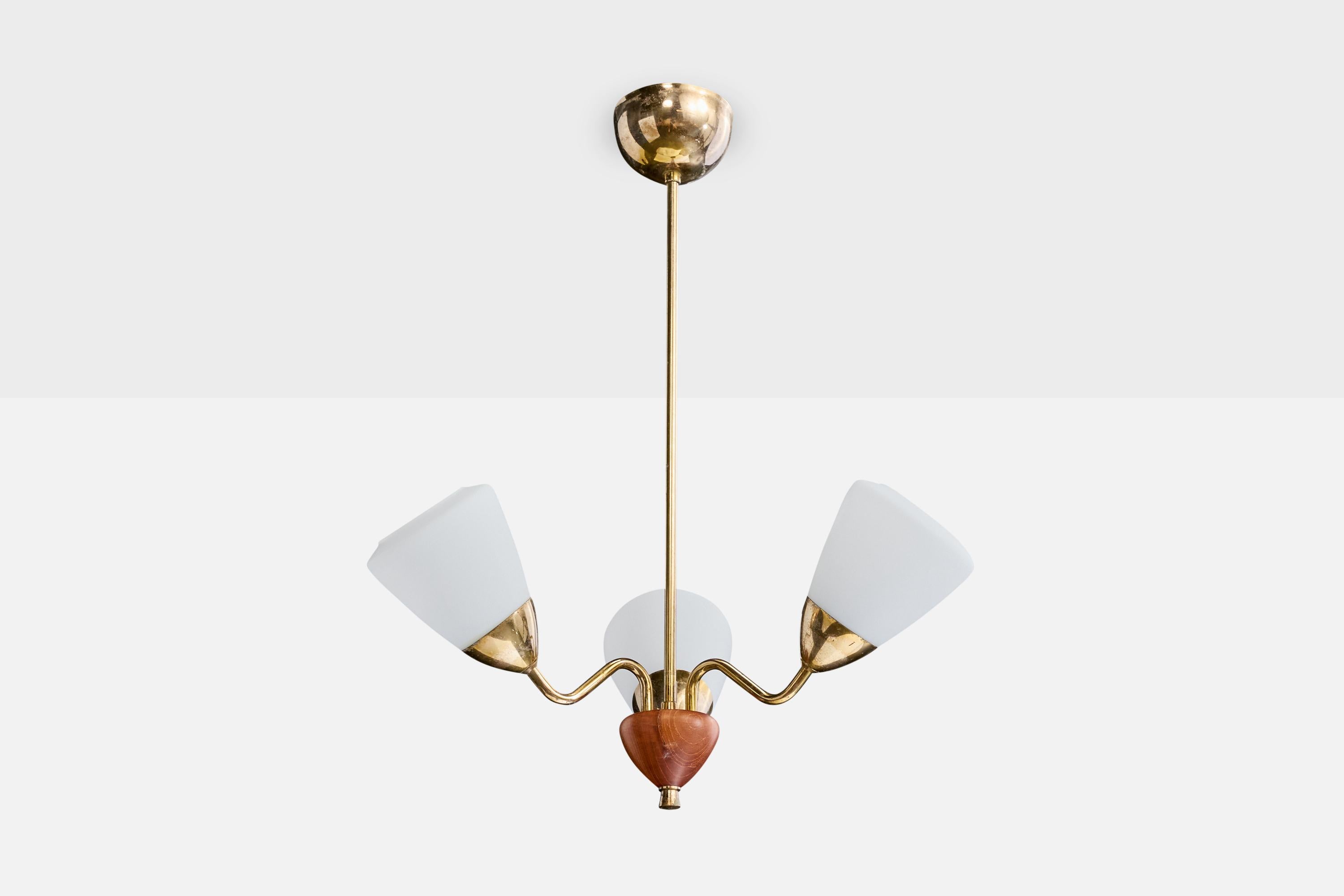 Lustre en laiton, bois et verre opalin blanc, conçu et produit en Suède, C.C. 1950.

Dimensions globales (pouces) : 23.0 