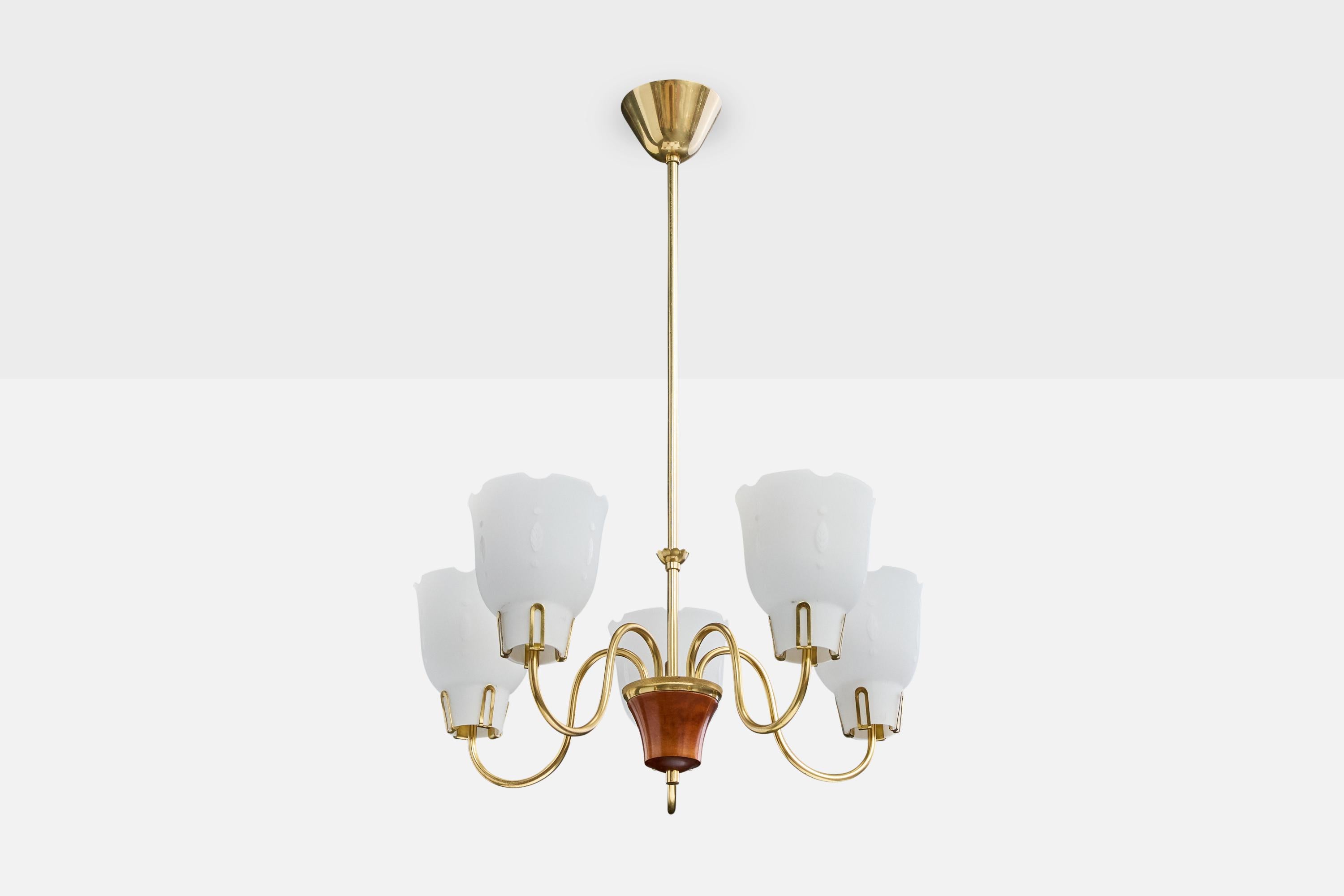 Lustre en laiton, bois et verre opalin blanc, conçu et produit en Suède, C.C. 1950.

Dimensions globales (pouces) : 28.5 