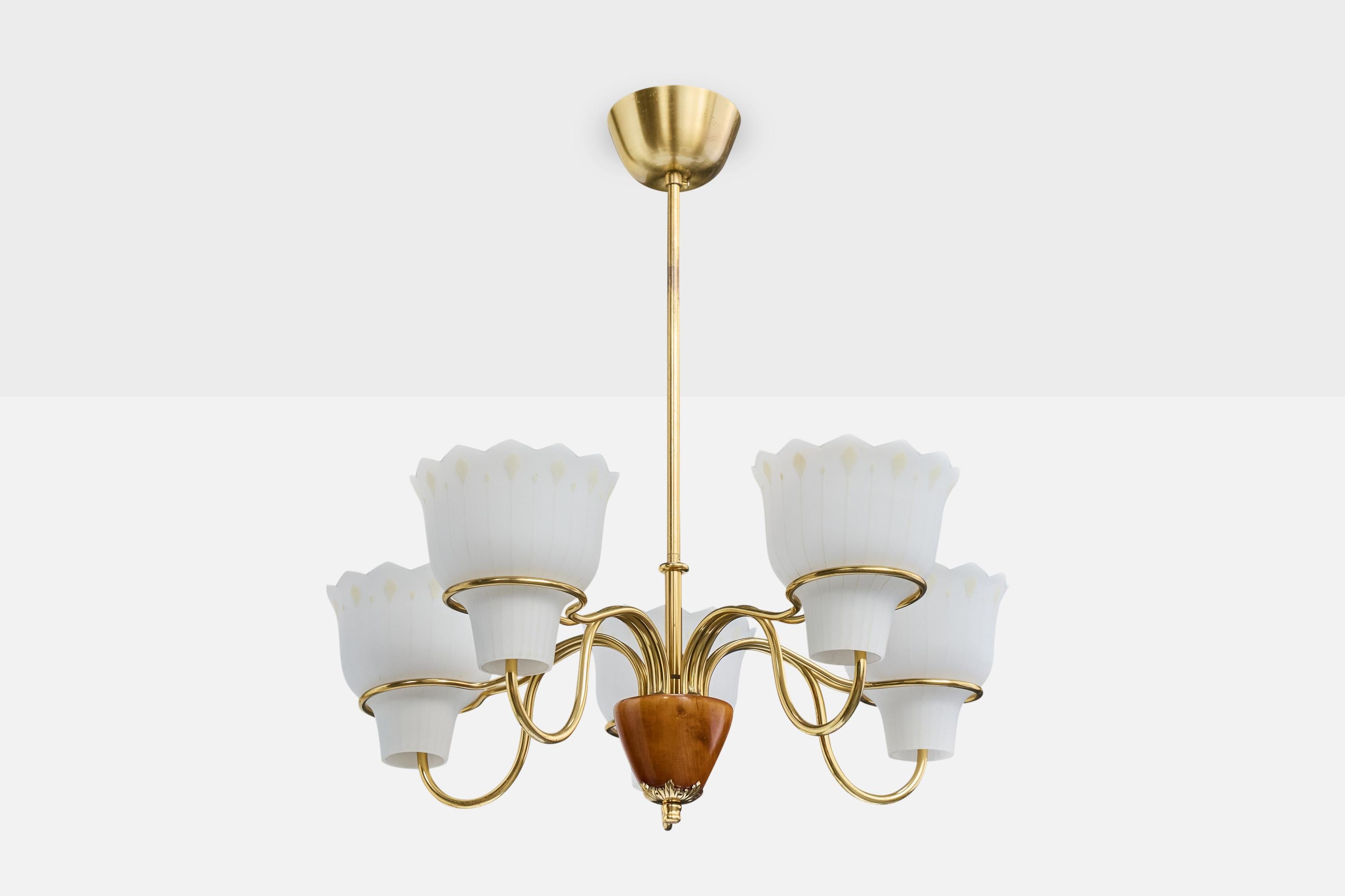 Araña de latón, madera teñida de oscuro y cristal opalino blanco, diseñada y fabricada en Suecia, c. década de 1950.

El vástago de latón presenta una ligera oxidación.

Dimensiones totales (pulgadas): 22,0 