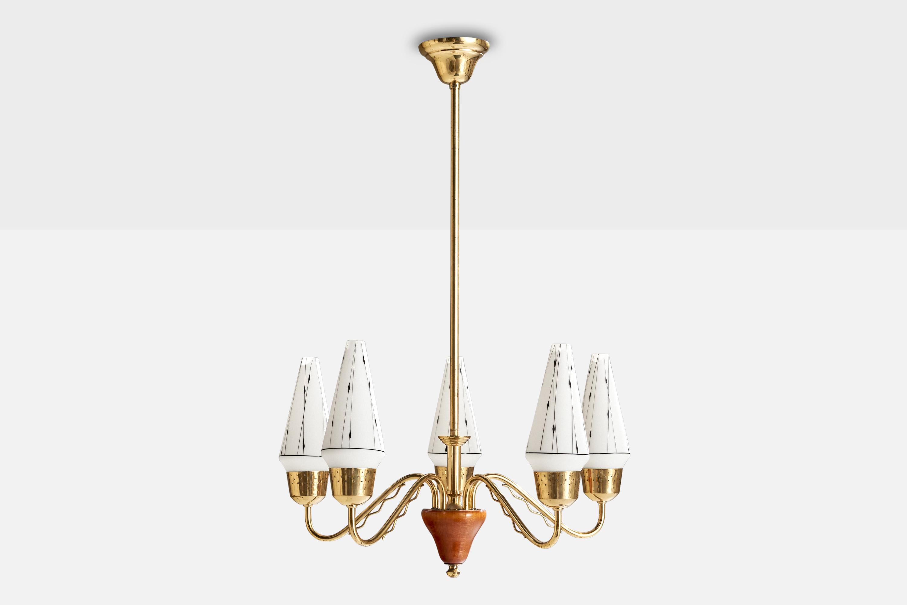 Scandinave moderne Designer suédois, lustre en laiton, bois, verre, Suède, années 1950 en vente