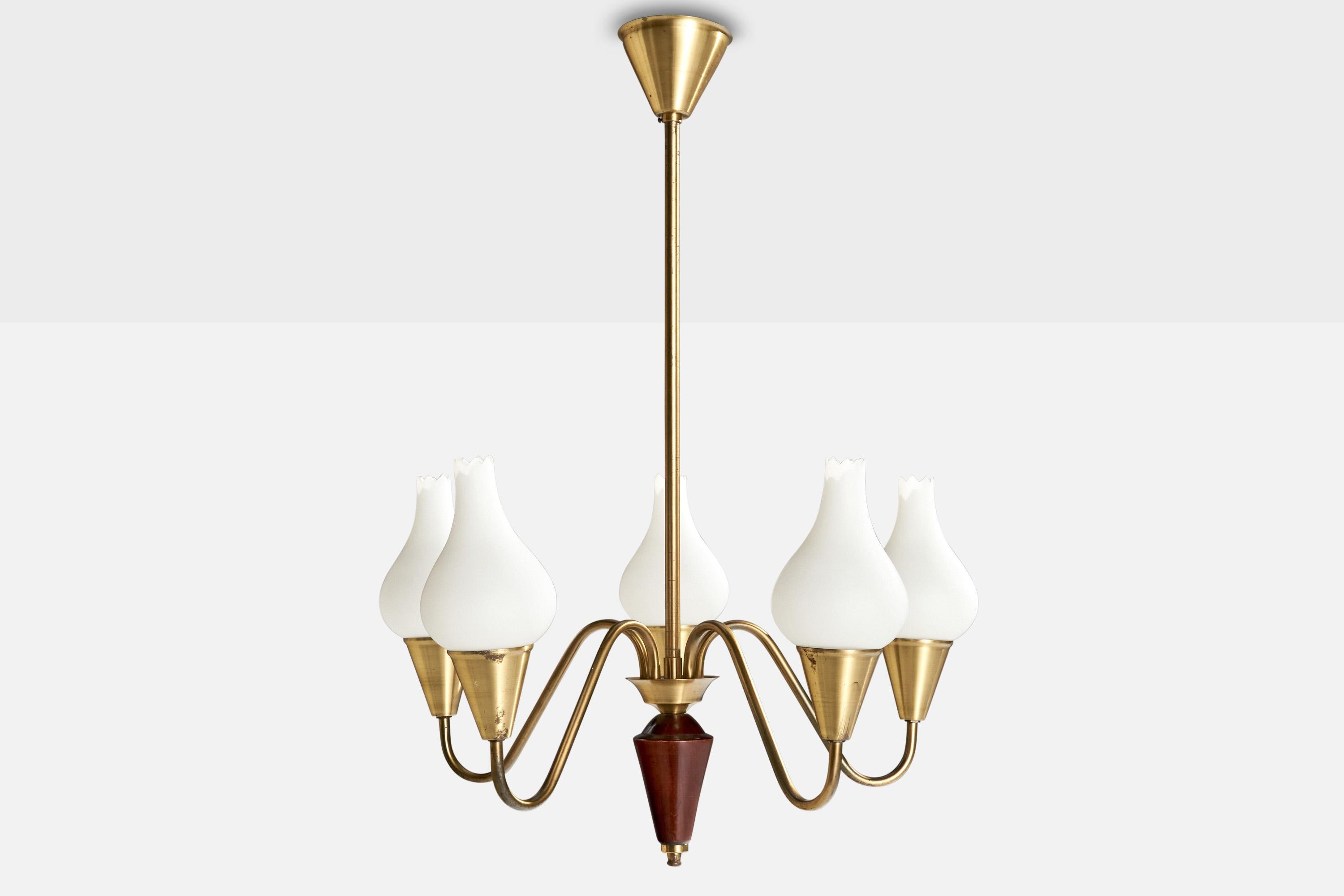Scandinave moderne Designer suédois, lustre, laiton, bois, verre, Suède, années 1950 en vente