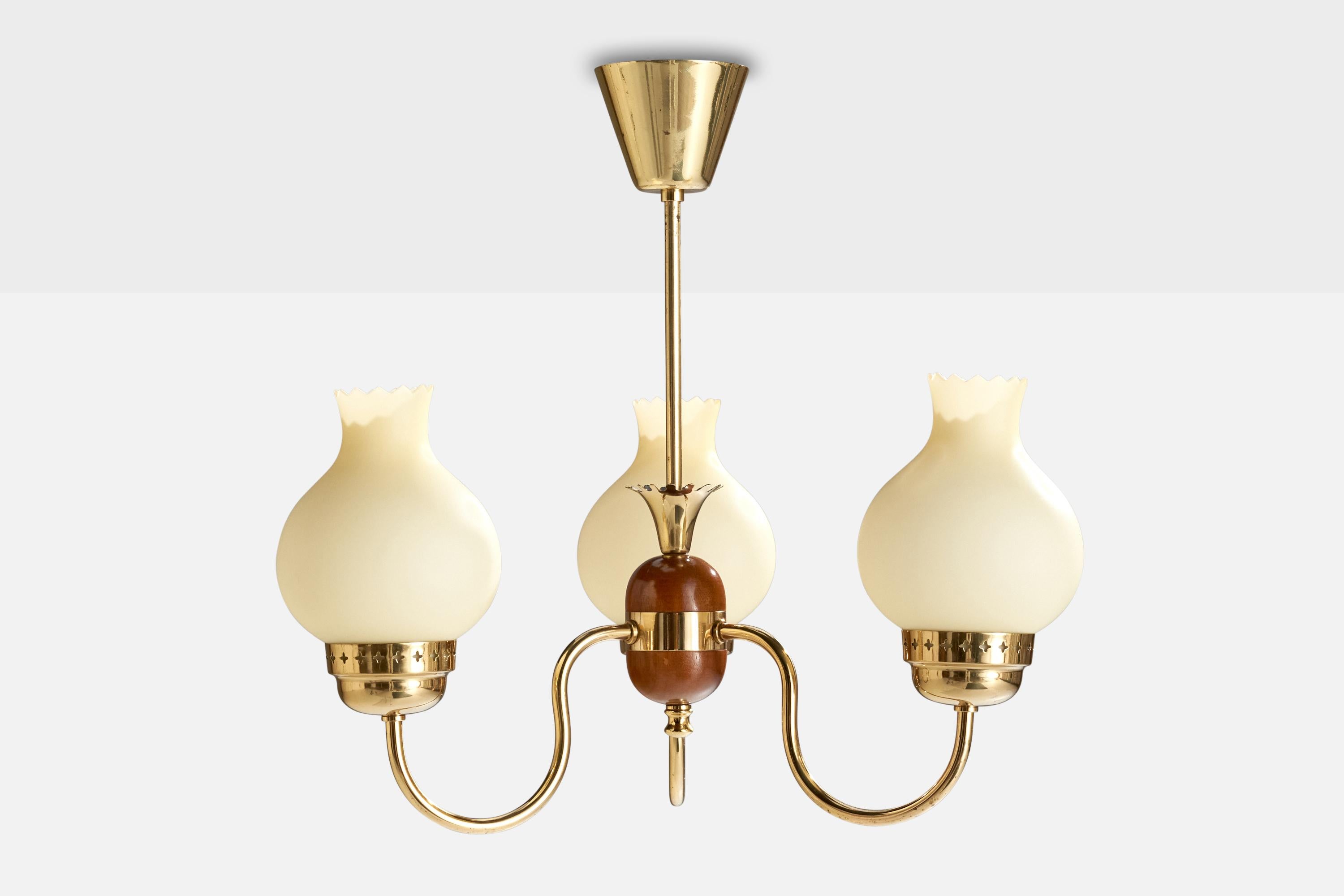 Scandinave moderne Designer suédois, lustre, laiton, bois, verre, Suède, années 1950 en vente