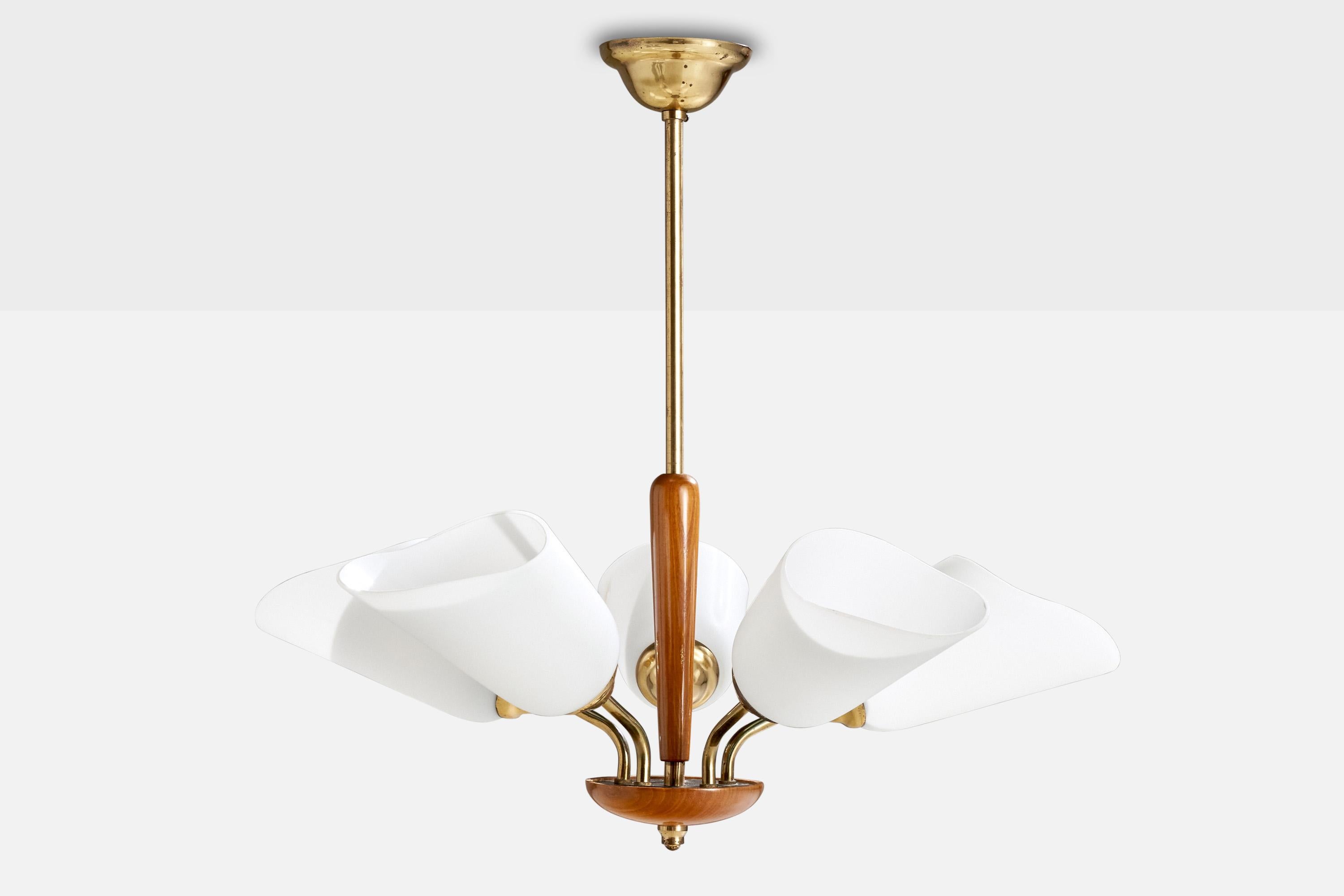 Scandinave moderne Designer suédois, lustre, laiton, bois, verre, Suède, années 1950 en vente