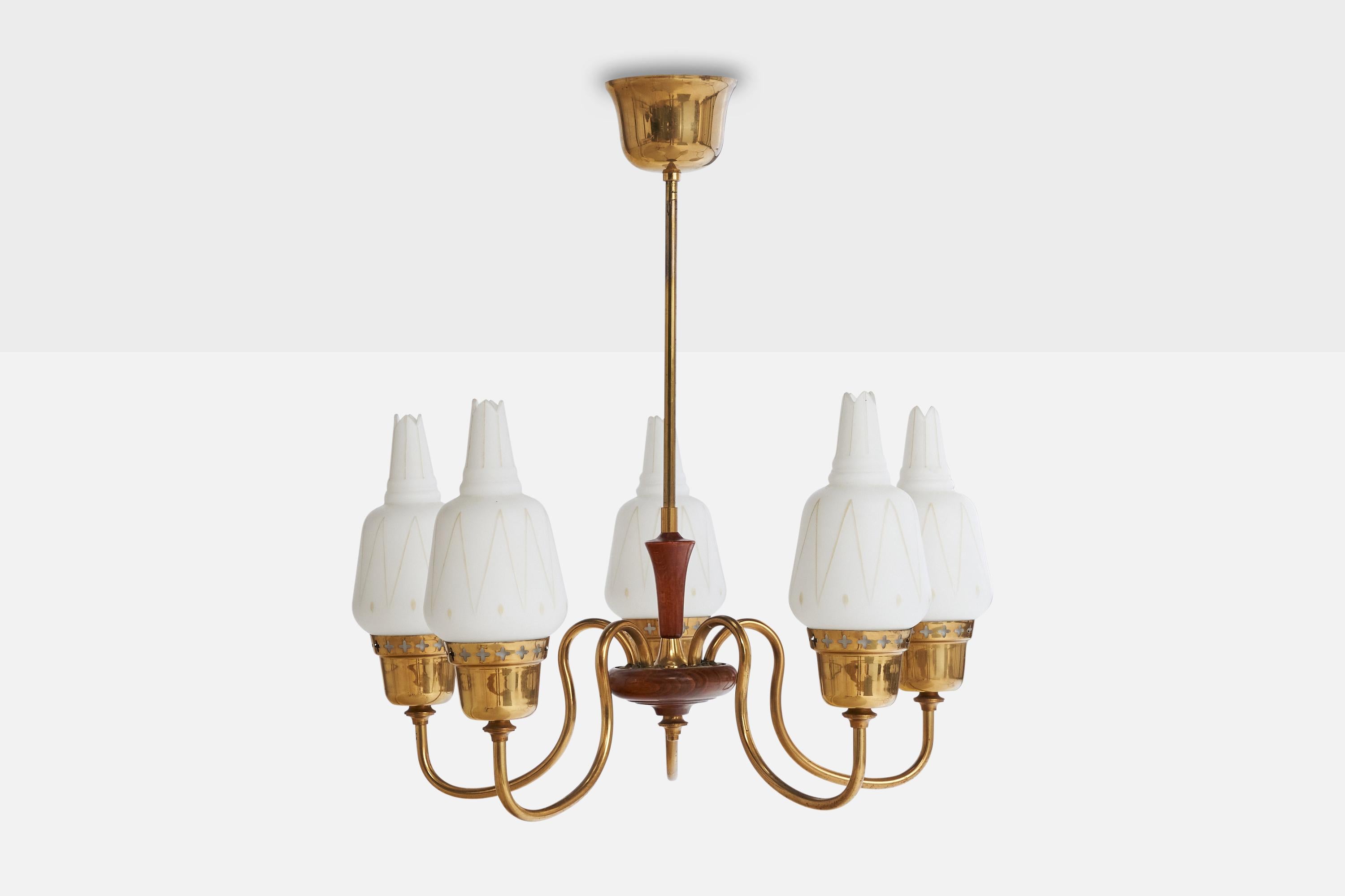 Scandinave moderne Designer suédois, lustre, laiton, bois, verre, Suède, années 1950 en vente