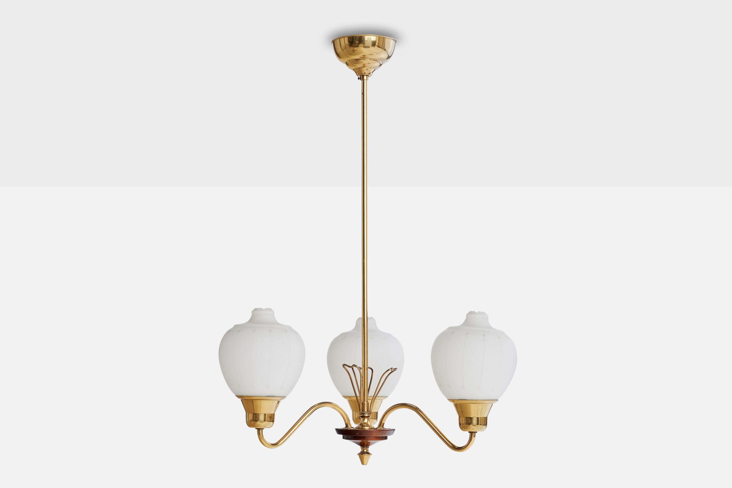 Schwedischer Designer, Kronleuchter, Messing, Holz, Glas, Schweden, 1950er Jahre (Skandinavische Moderne) im Angebot