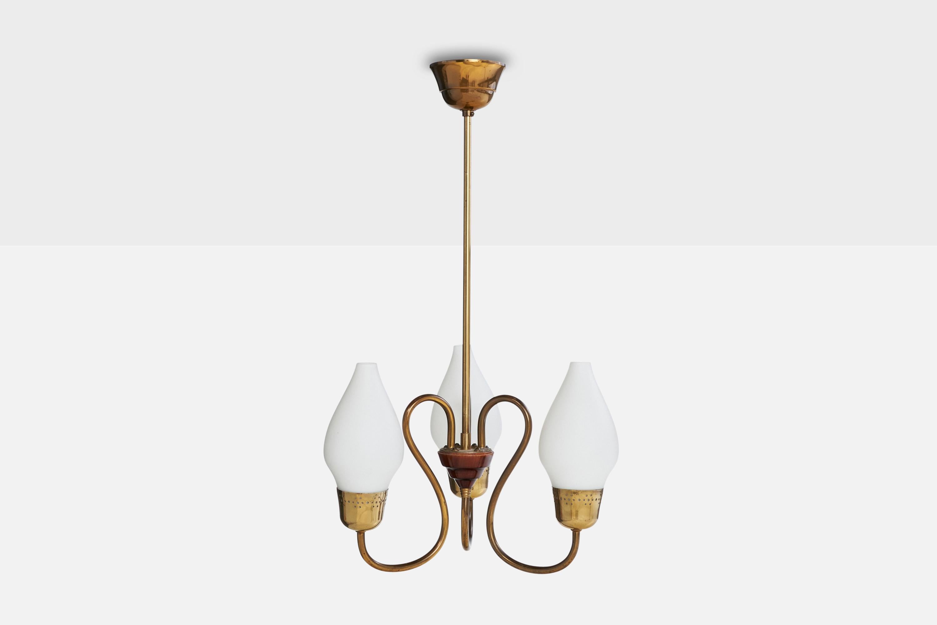 Scandinave moderne Designer suédois, lustre, laiton, bois, verre, Suède, années 1950 en vente
