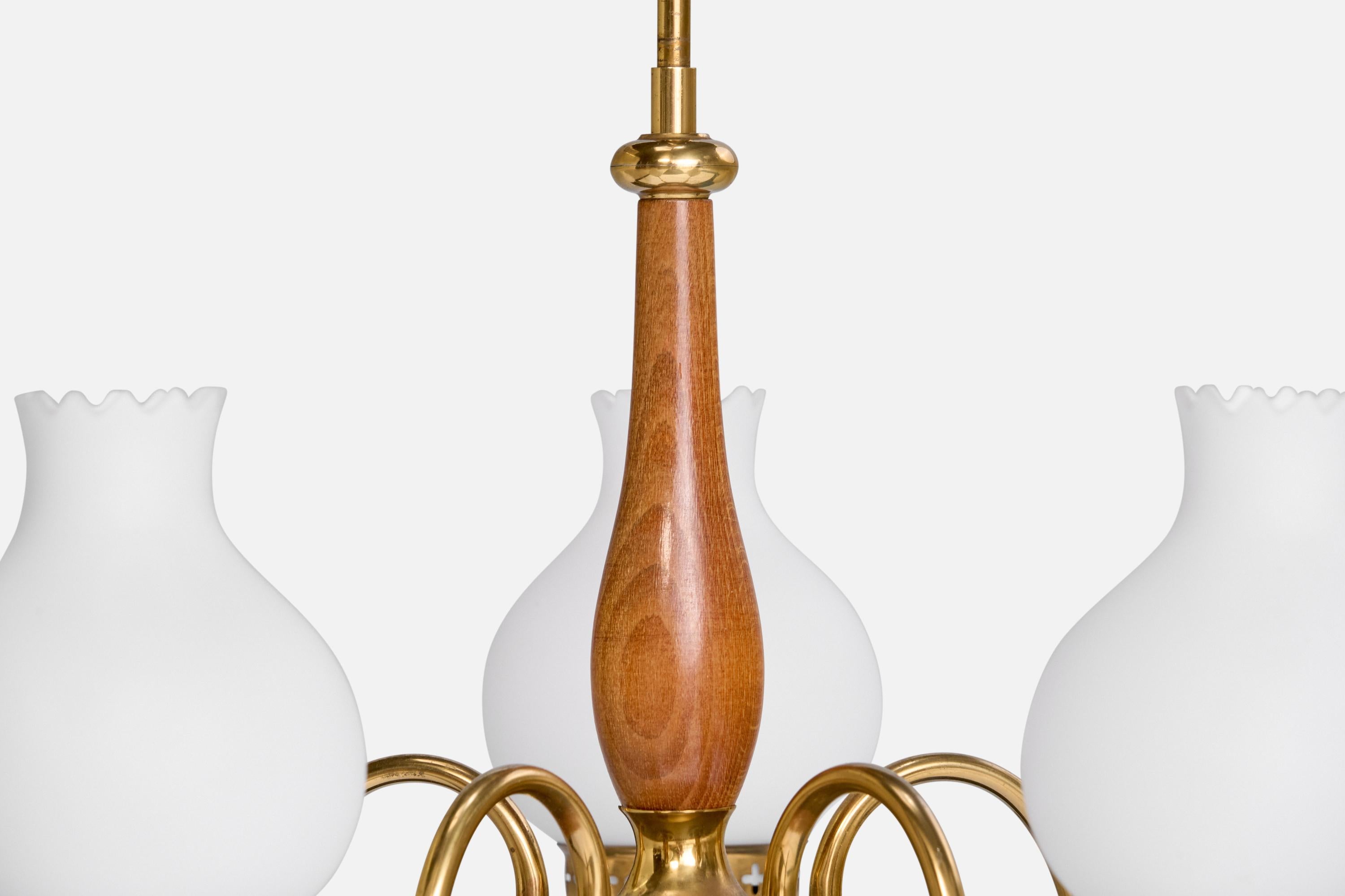 Scandinave moderne Designer suédois, lustre, laiton, bois, verre, Suède, années 1950 en vente