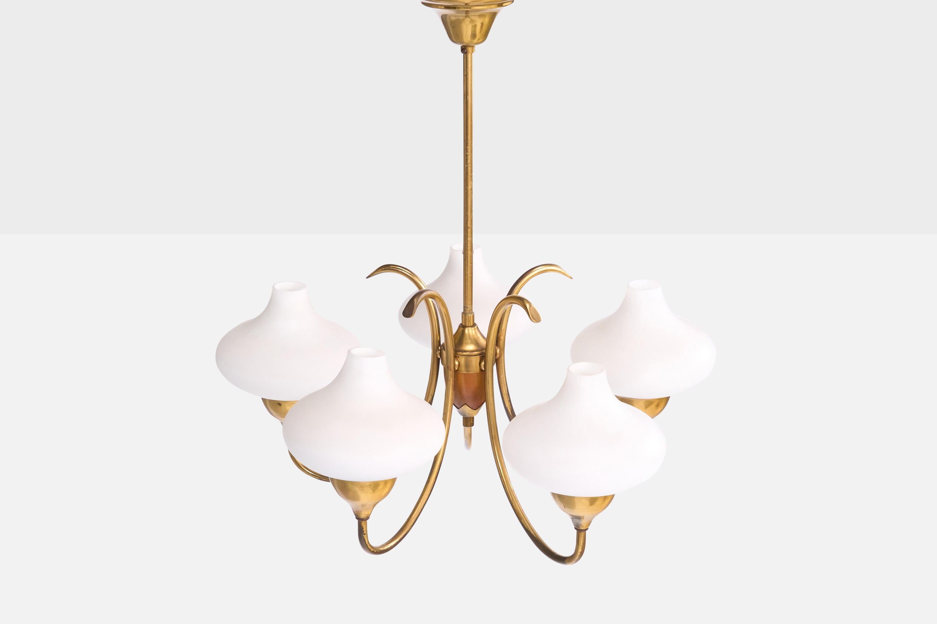 Schwedischer Designer, Kronleuchter, Messing, Holz, Glas, Schweden, 1950er Jahre im Zustand „Gut“ im Angebot in High Point, NC
