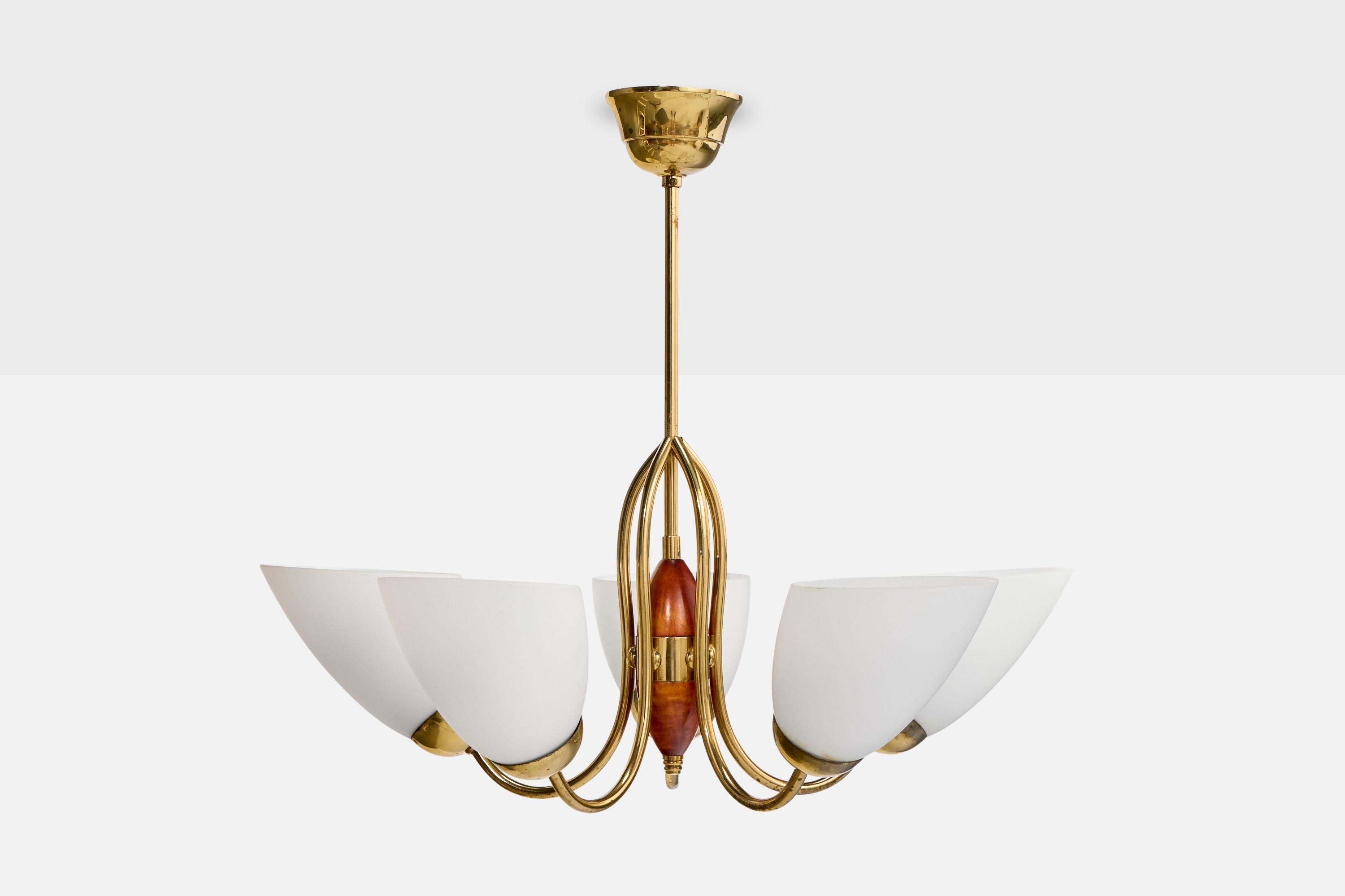 Mid-Century Modern Designer suédois, lustre, laiton, bois, verre, Suède, années 1950 en vente