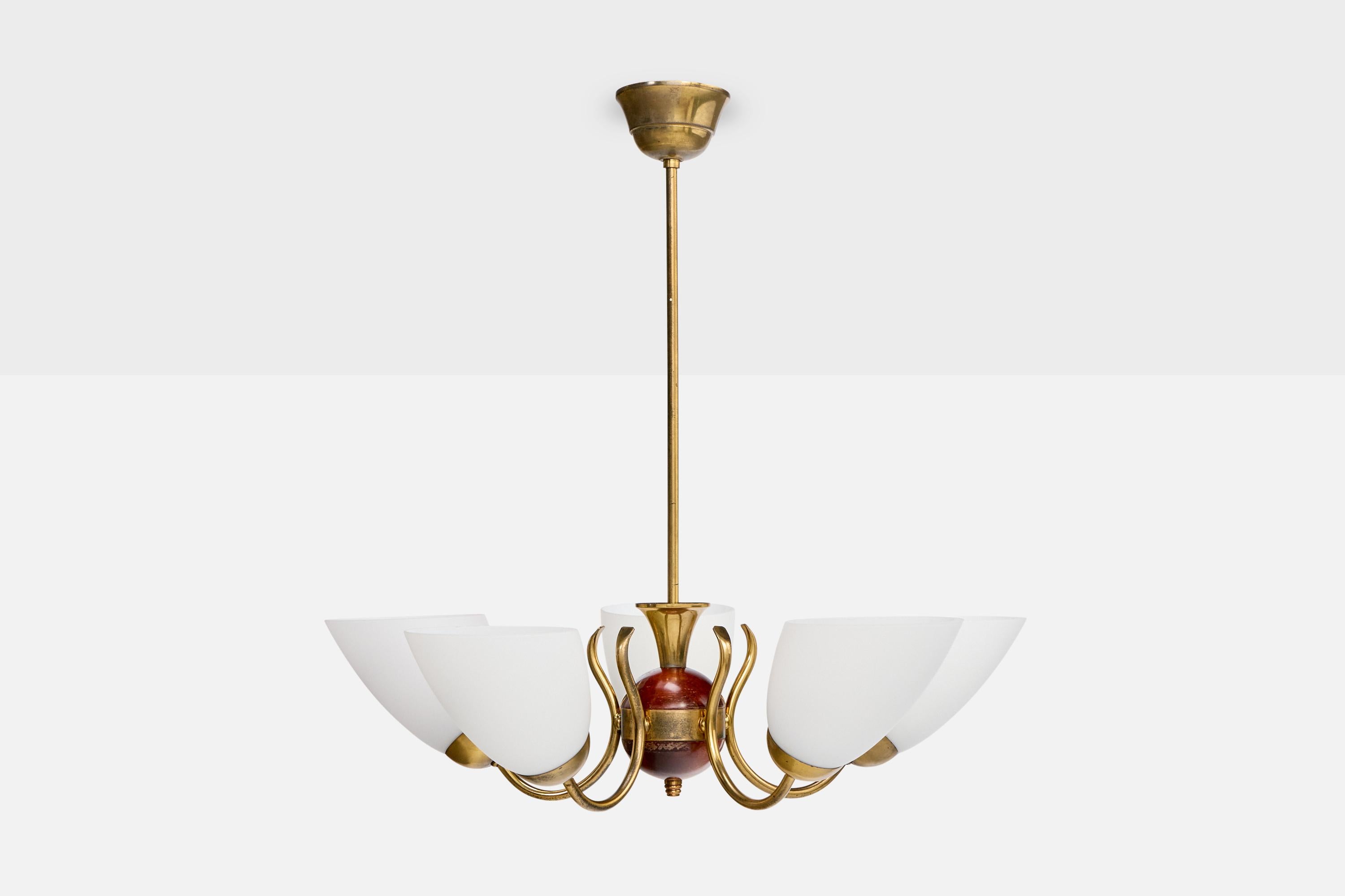 Mid-Century Modern Designer suédois, lustre, laiton, bois, verre, Suède, années 1950 en vente