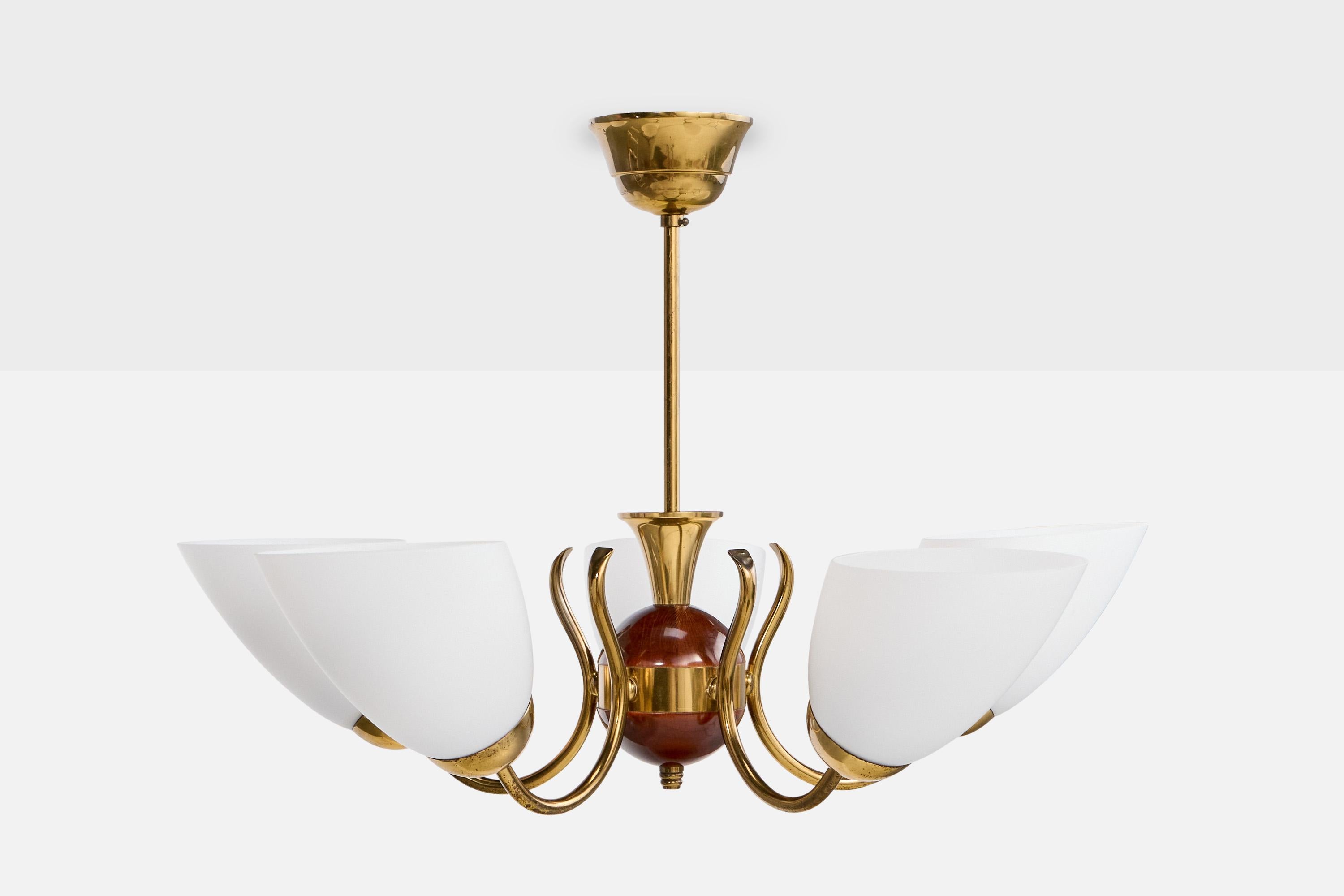 Mid-Century Modern Designer suédois, lustre, laiton, bois, verre, Suède, années 1950 en vente