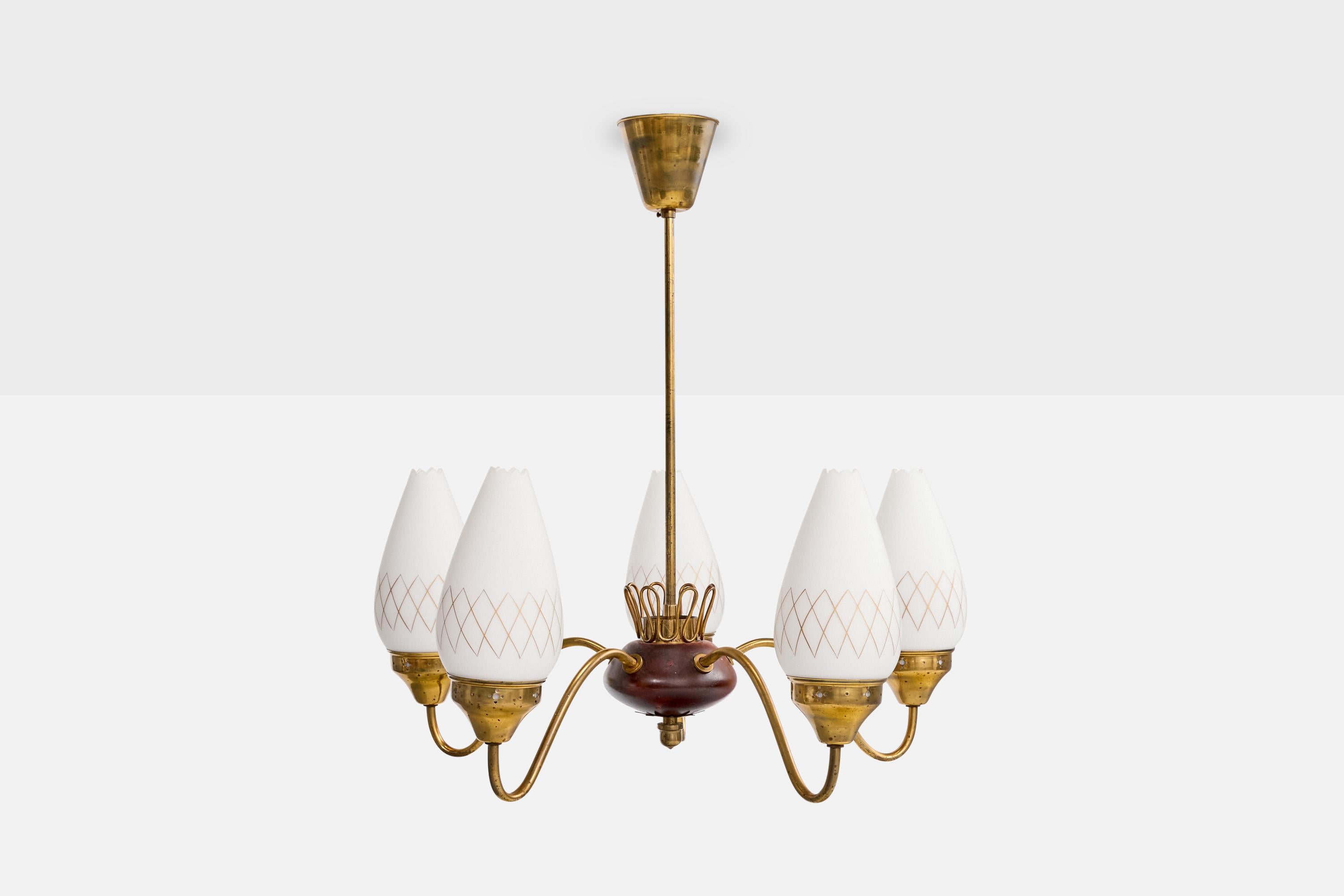 Mid-Century Modern Designer suédois, lustre, laiton, bois, verre, Suède, années 1950 en vente