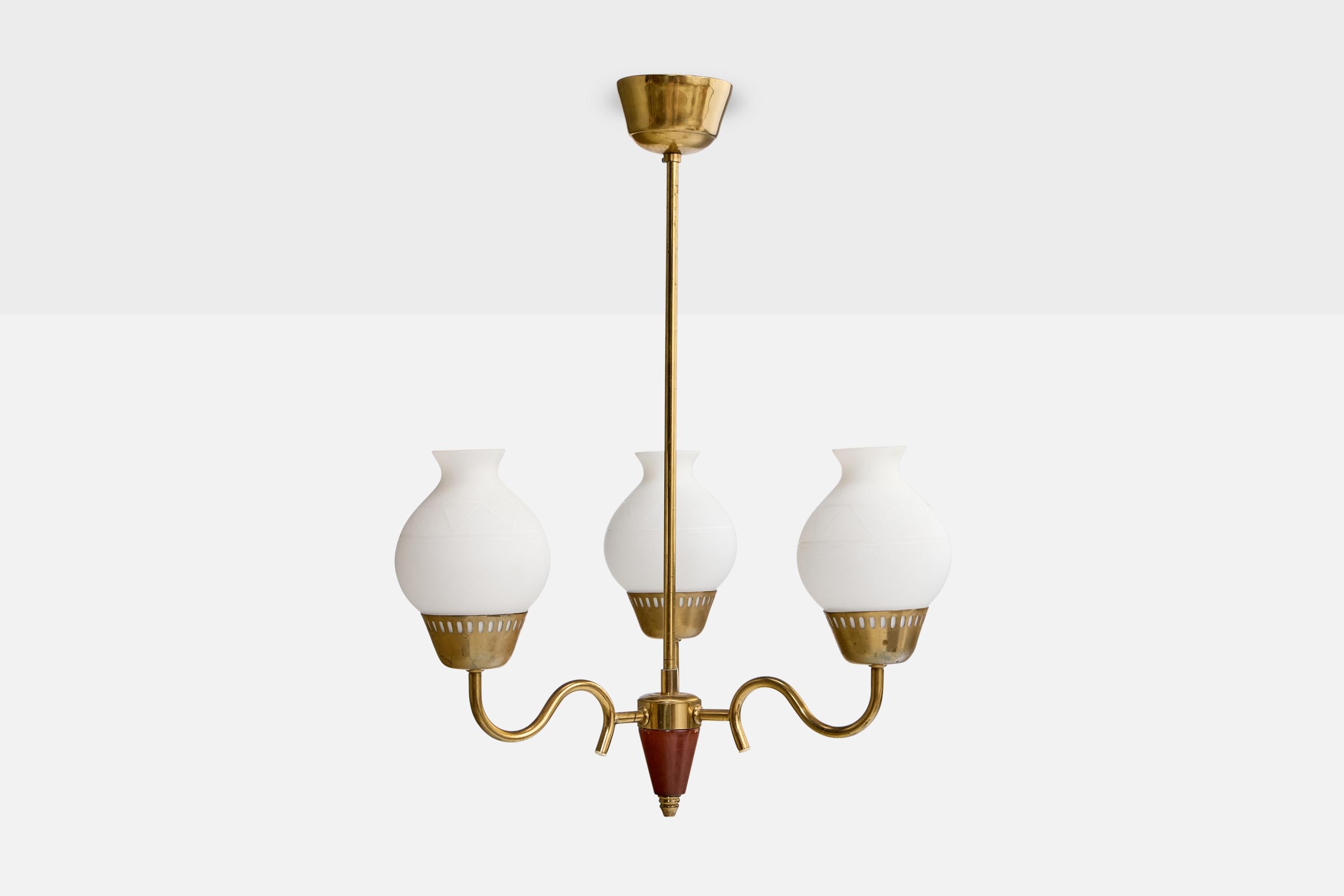 Mid-Century Modern Designer suédois, lustre, laiton, bois, verre, Suède, années 1950 en vente