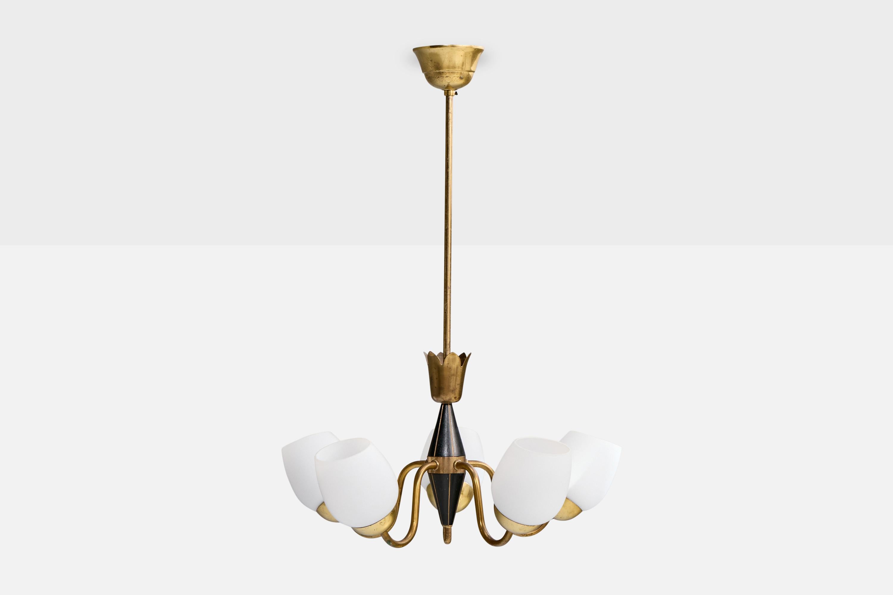 Mid-Century Modern Designer suédois, lustre, laiton, bois, verre, Suède, années 1950 en vente