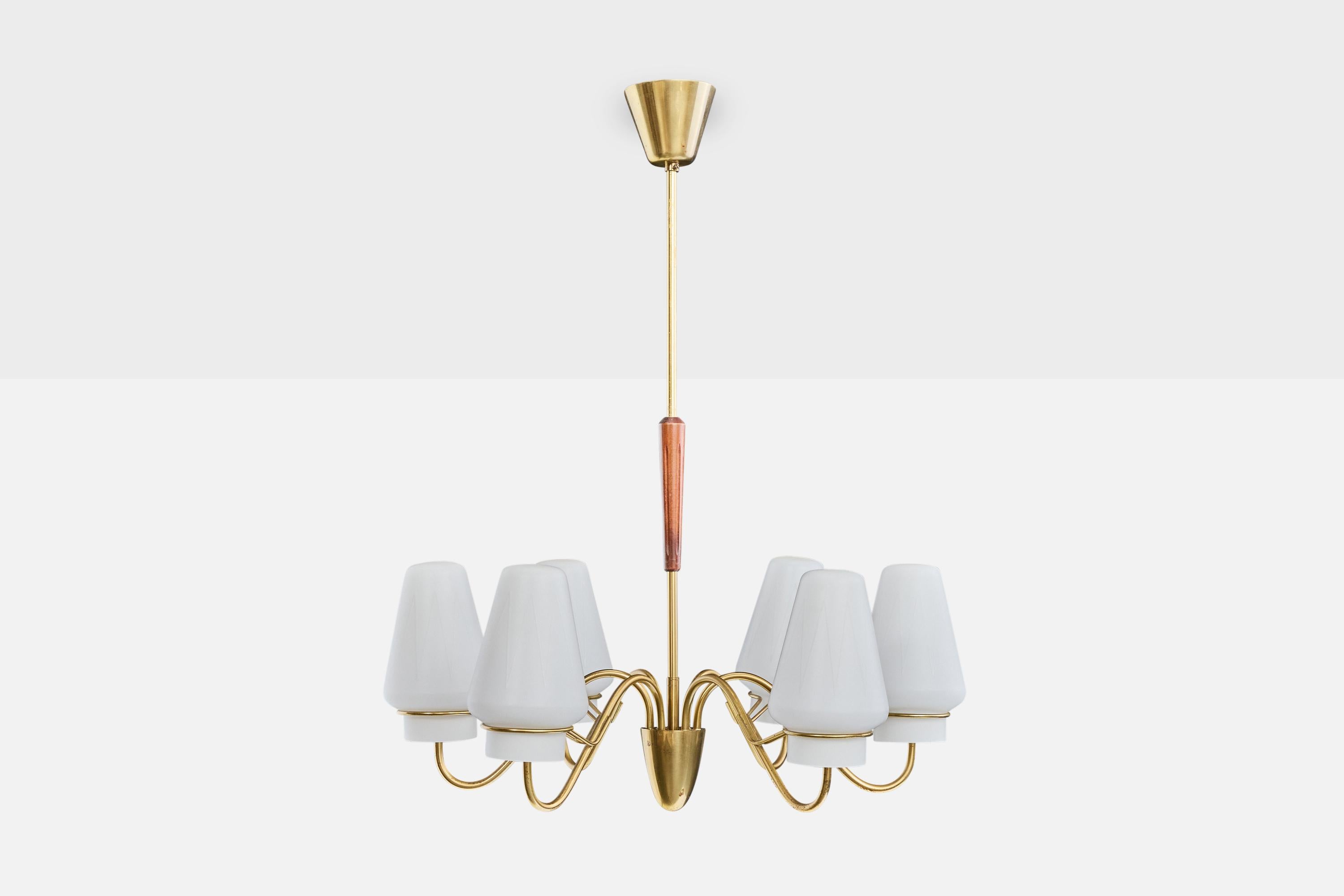 Mid-Century Modern Designer suédois, lustre, laiton, bois, verre, Suède, années 1950 en vente