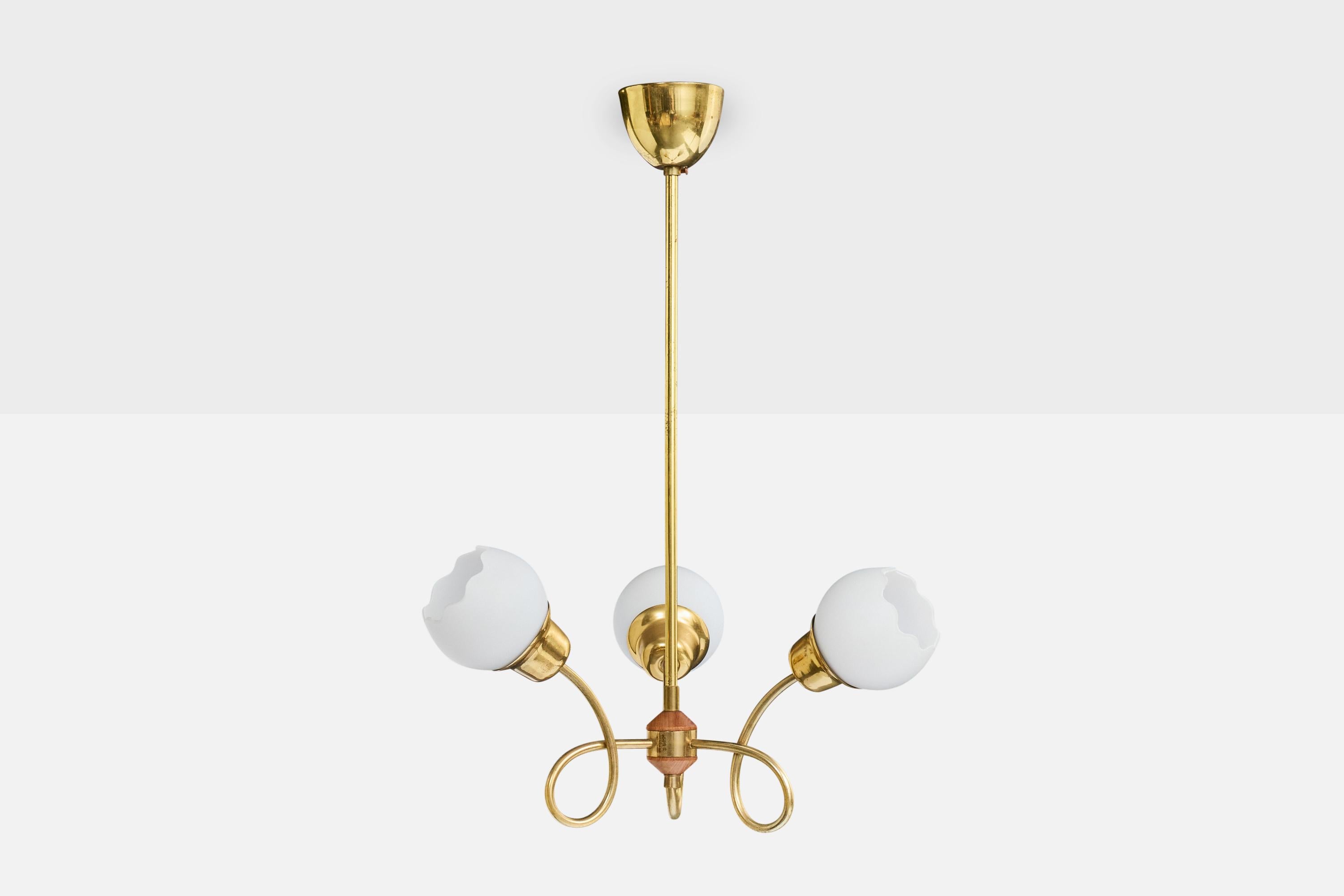 Mid-Century Modern Designer suédois, lustre, laiton, bois, verre, Suède, années 1950 en vente