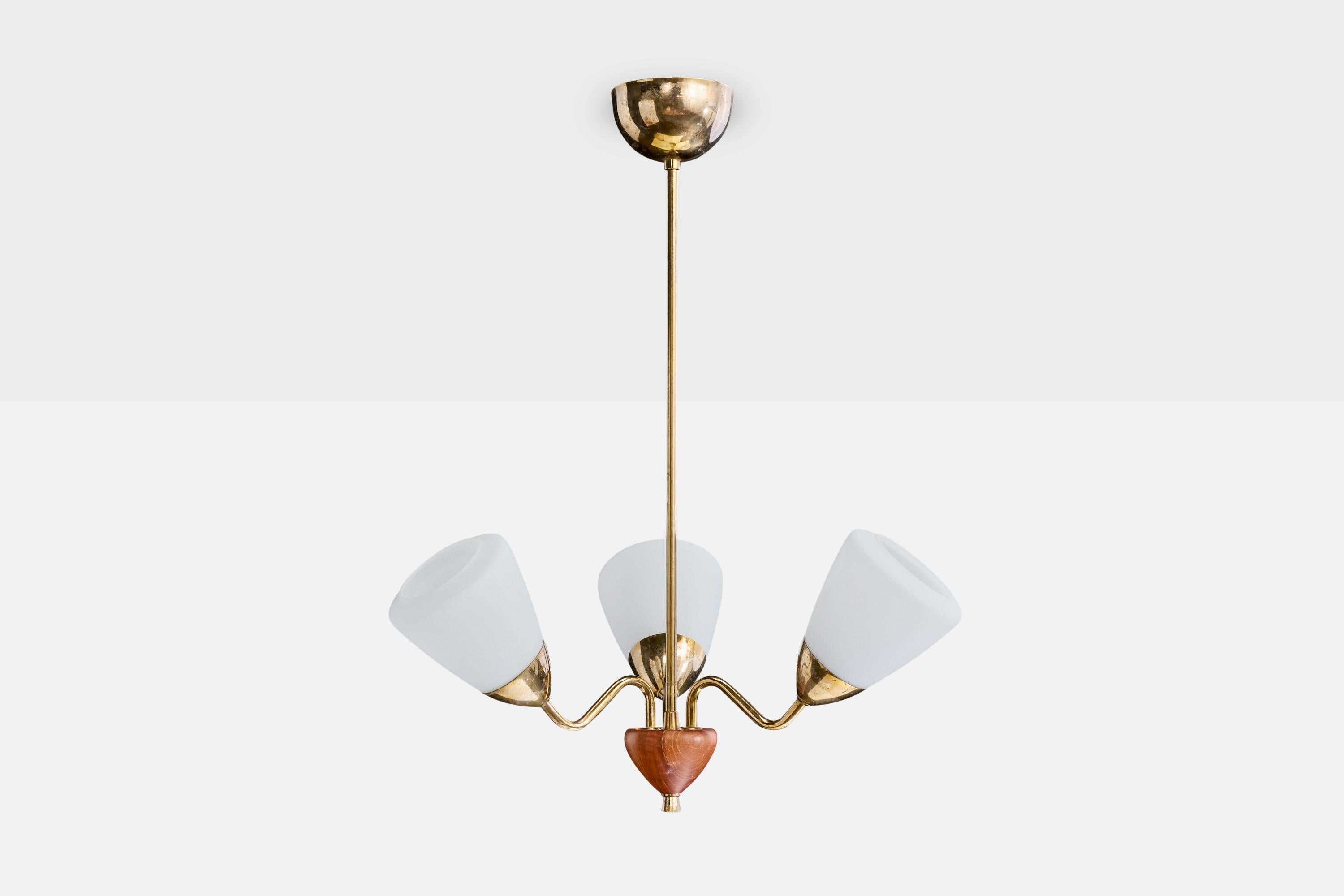 Mid-Century Modern Designer suédois, lustre, laiton, bois, verre, Suède, années 1950 en vente