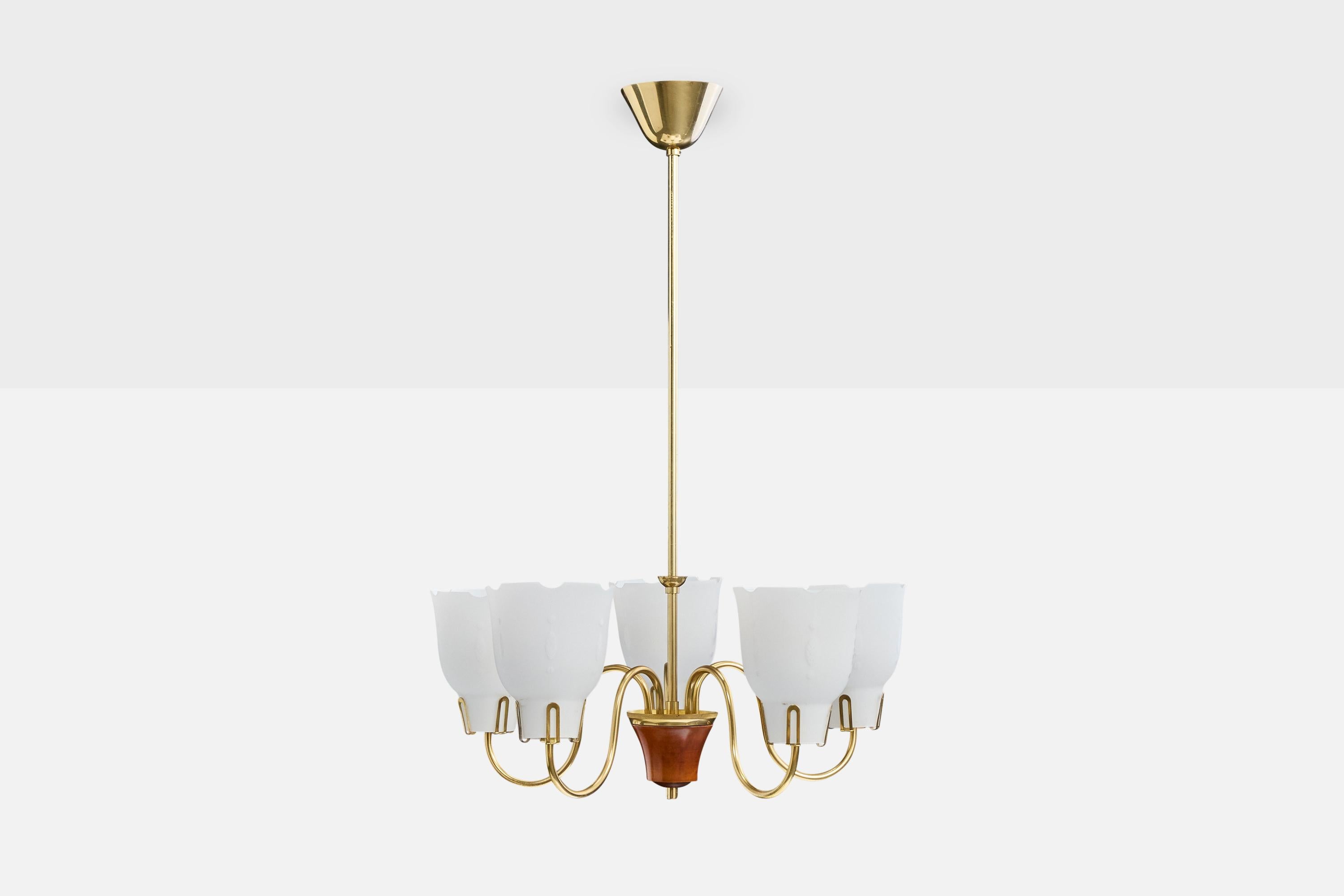 Mid-Century Modern Designer suédois, lustre, laiton, bois, verre, Suède, années 1950 en vente