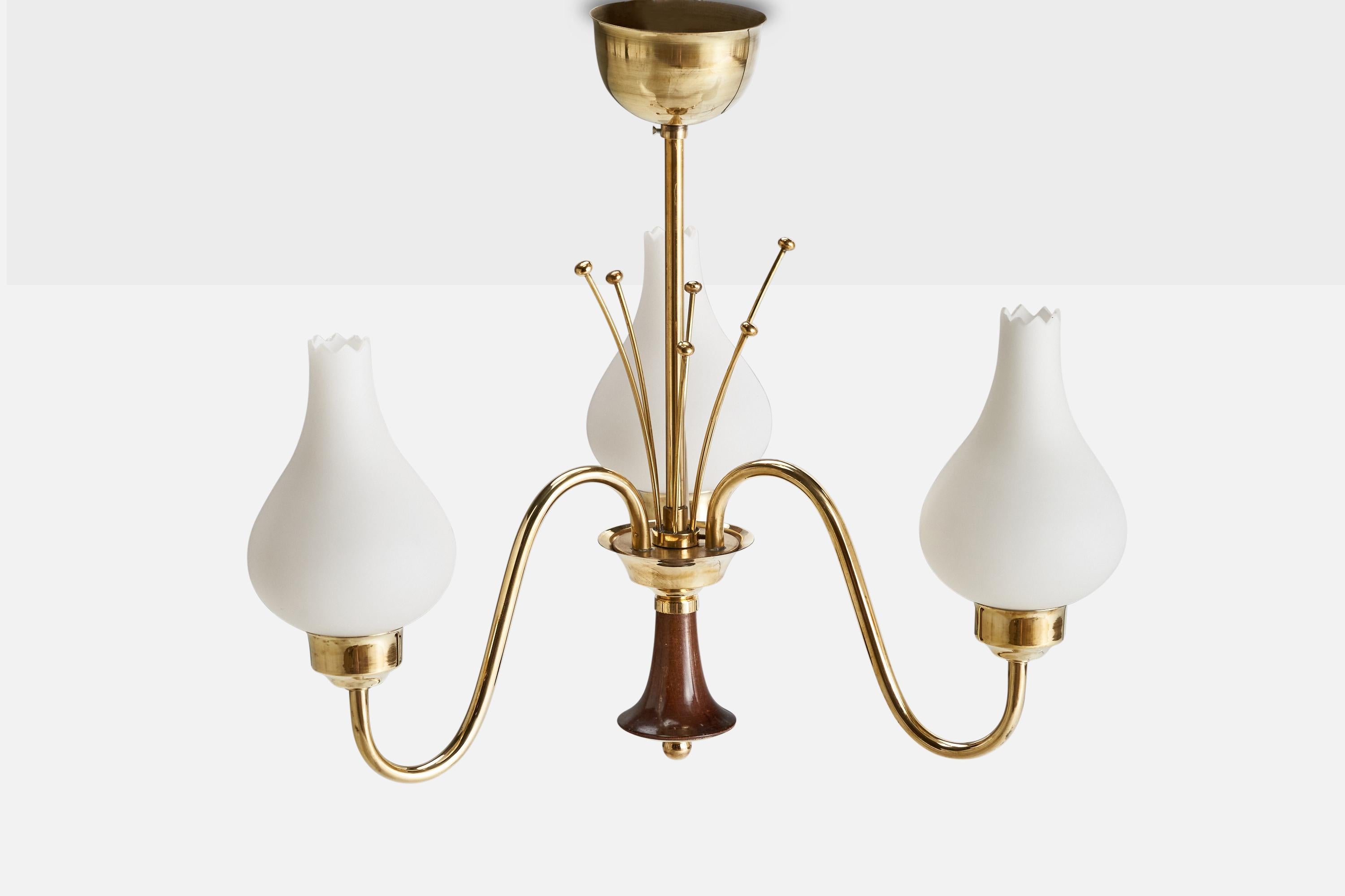Suédois Designer suédois, lustre, laiton, bois, verre, Suède, années 1950 en vente