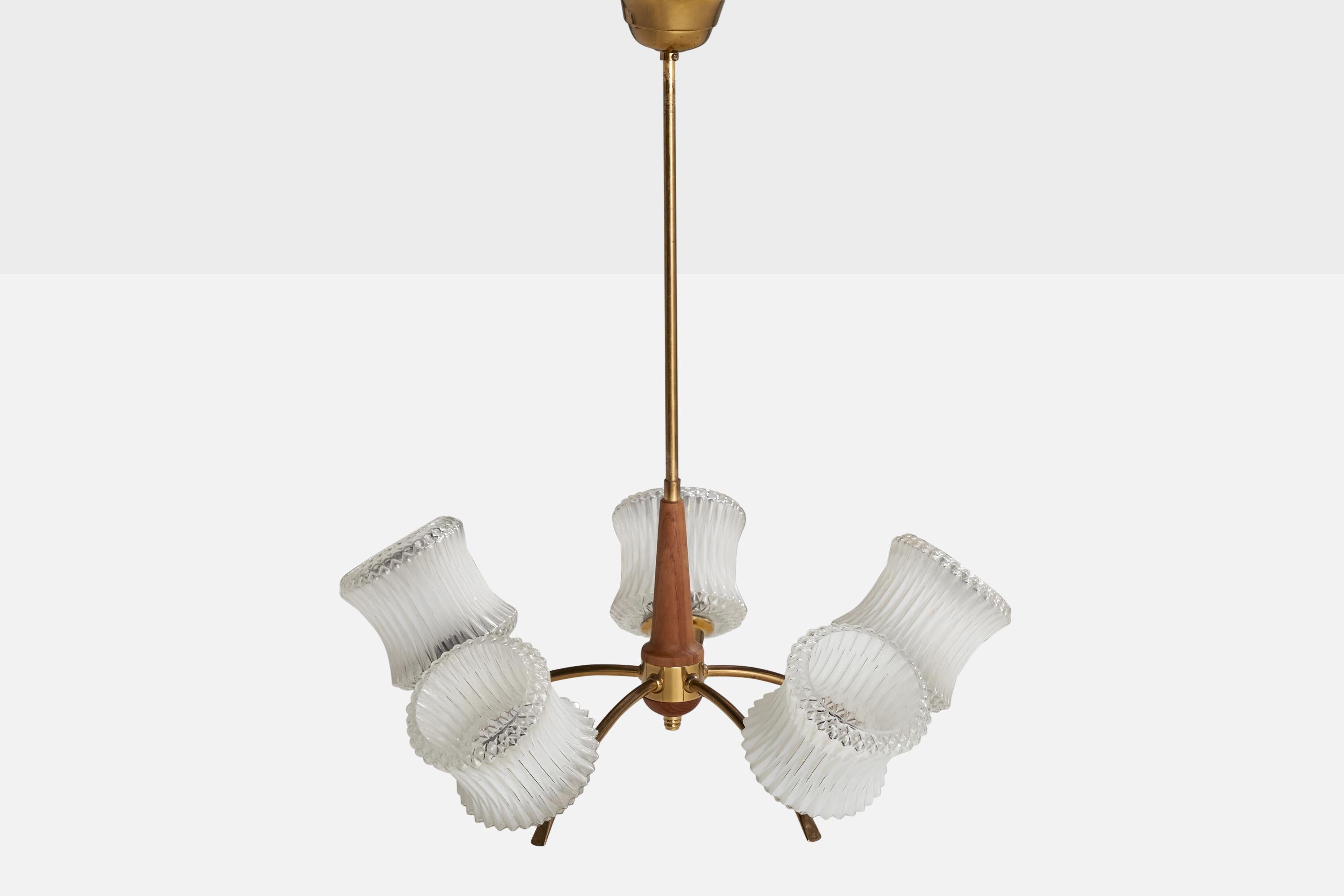 Suédois Designer suédois, lustre, laiton, bois, verre, Suède, années 1950 en vente