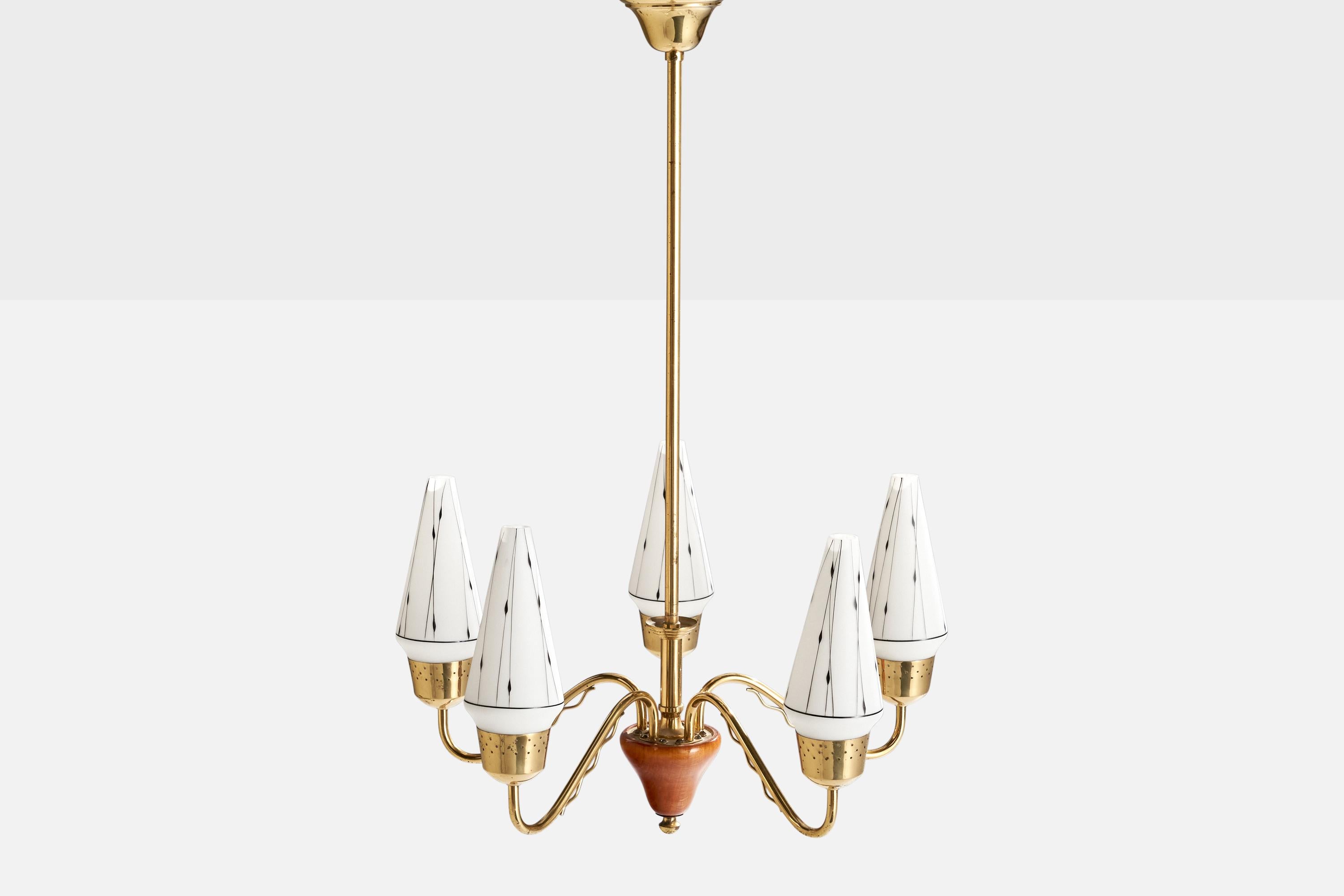 Suédois Designer suédois, lustre en laiton, bois, verre, Suède, années 1950 en vente