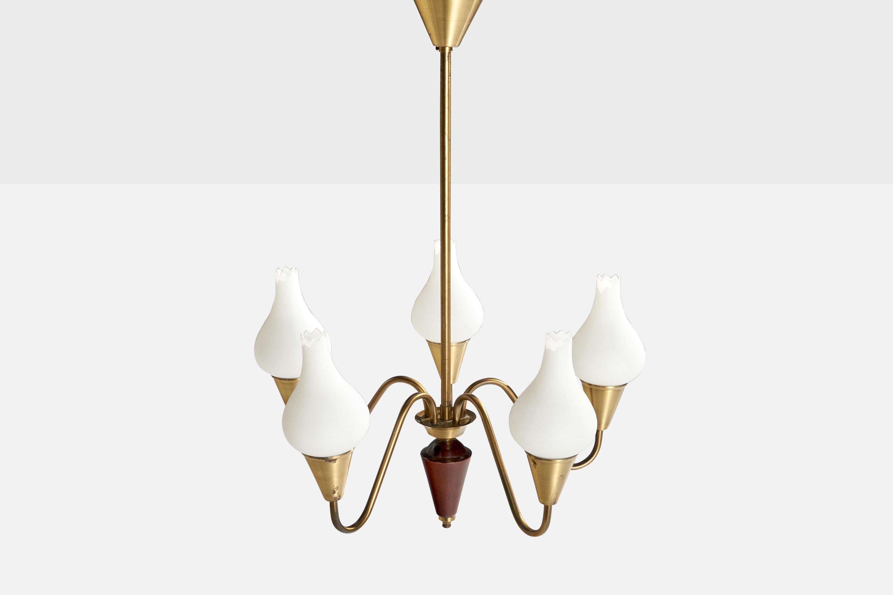 Suédois Designer suédois, lustre, laiton, bois, verre, Suède, années 1950 en vente