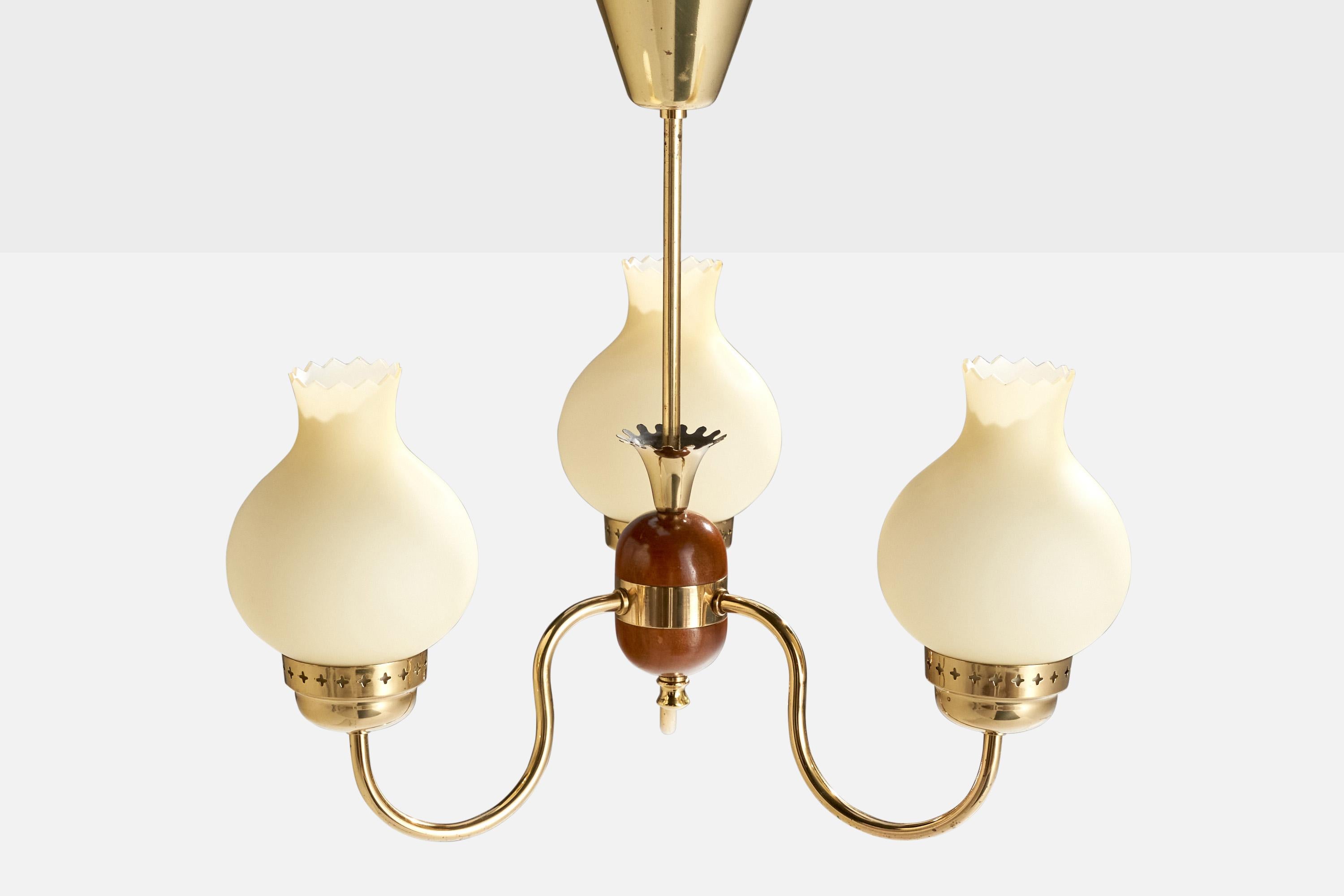 Suédois Designer suédois, lustre, laiton, bois, verre, Suède, années 1950 en vente