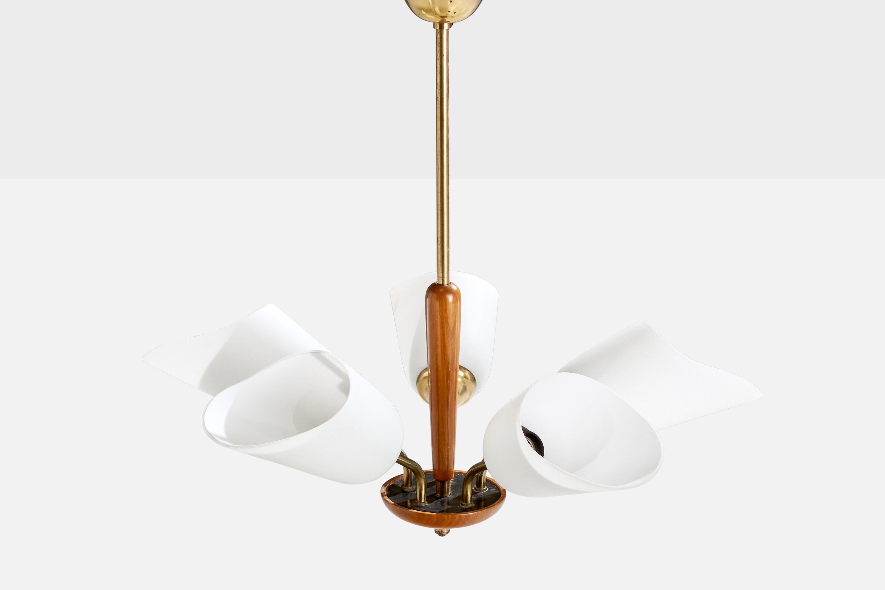 Suédois Designer suédois, lustre, laiton, bois, verre, Suède, années 1950 en vente