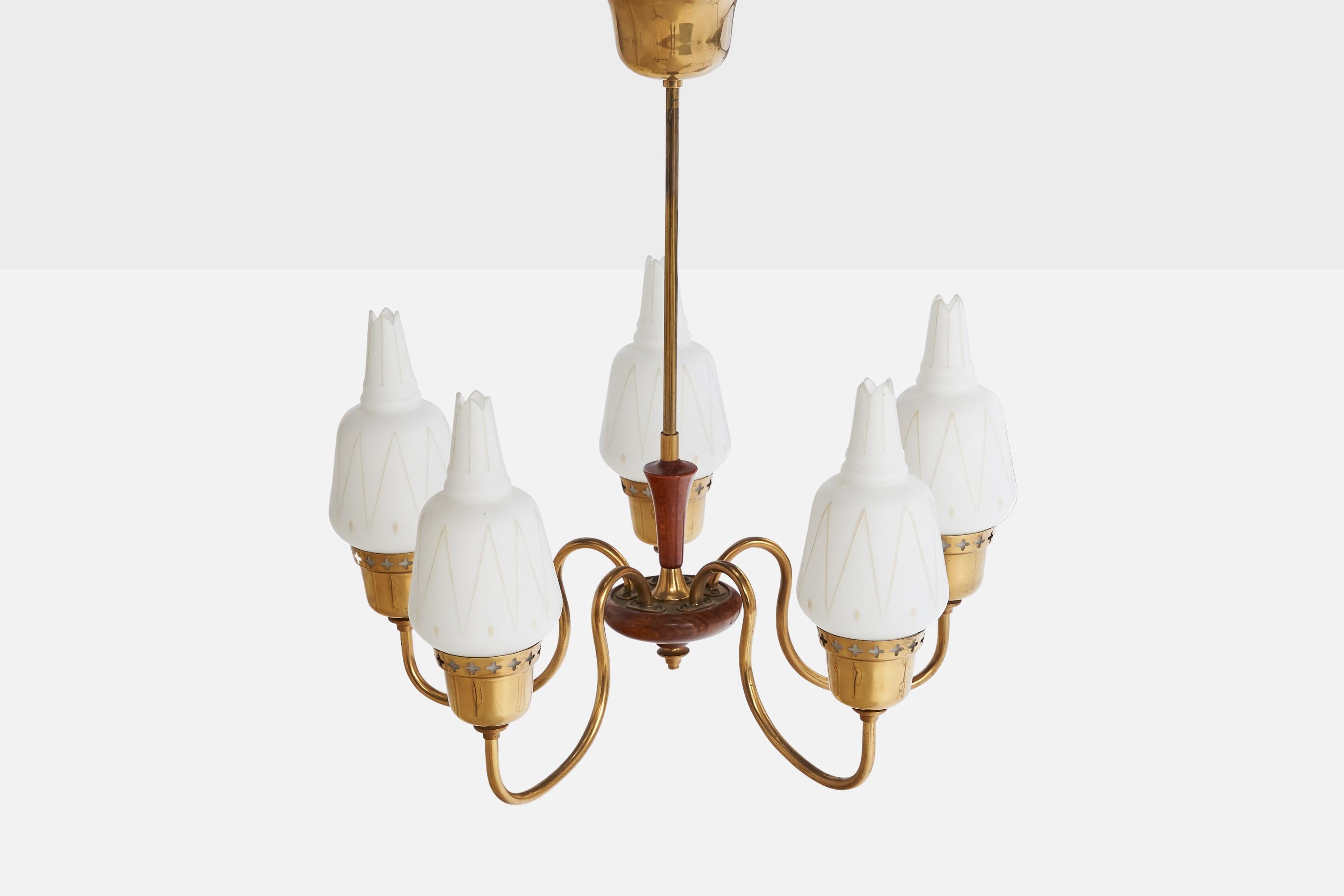 Suédois Designer suédois, lustre, laiton, bois, verre, Suède, années 1950 en vente