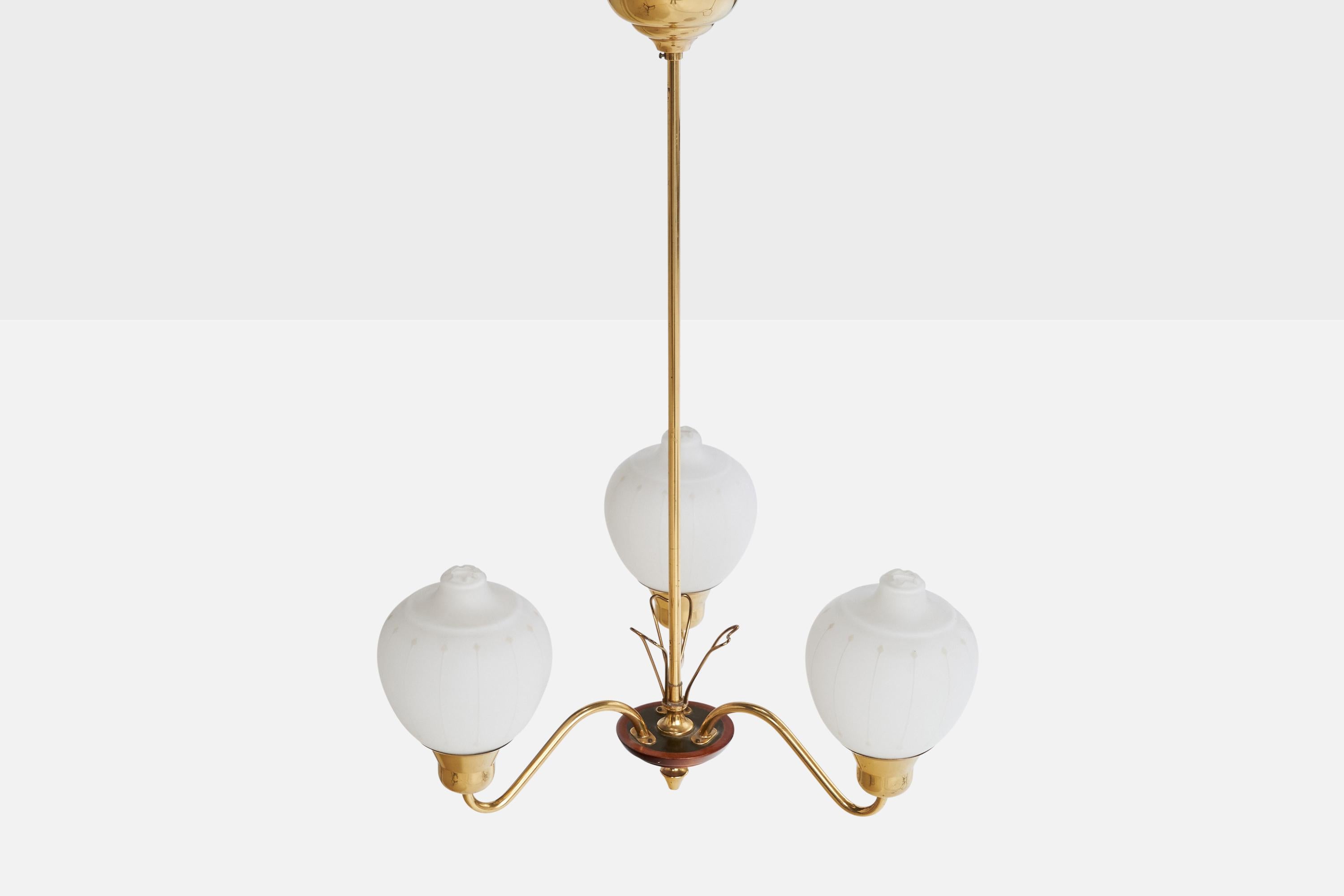 Schwedischer Designer, Kronleuchter, Messing, Holz, Glas, Schweden, 1950er Jahre im Zustand „Gut“ im Angebot in High Point, NC