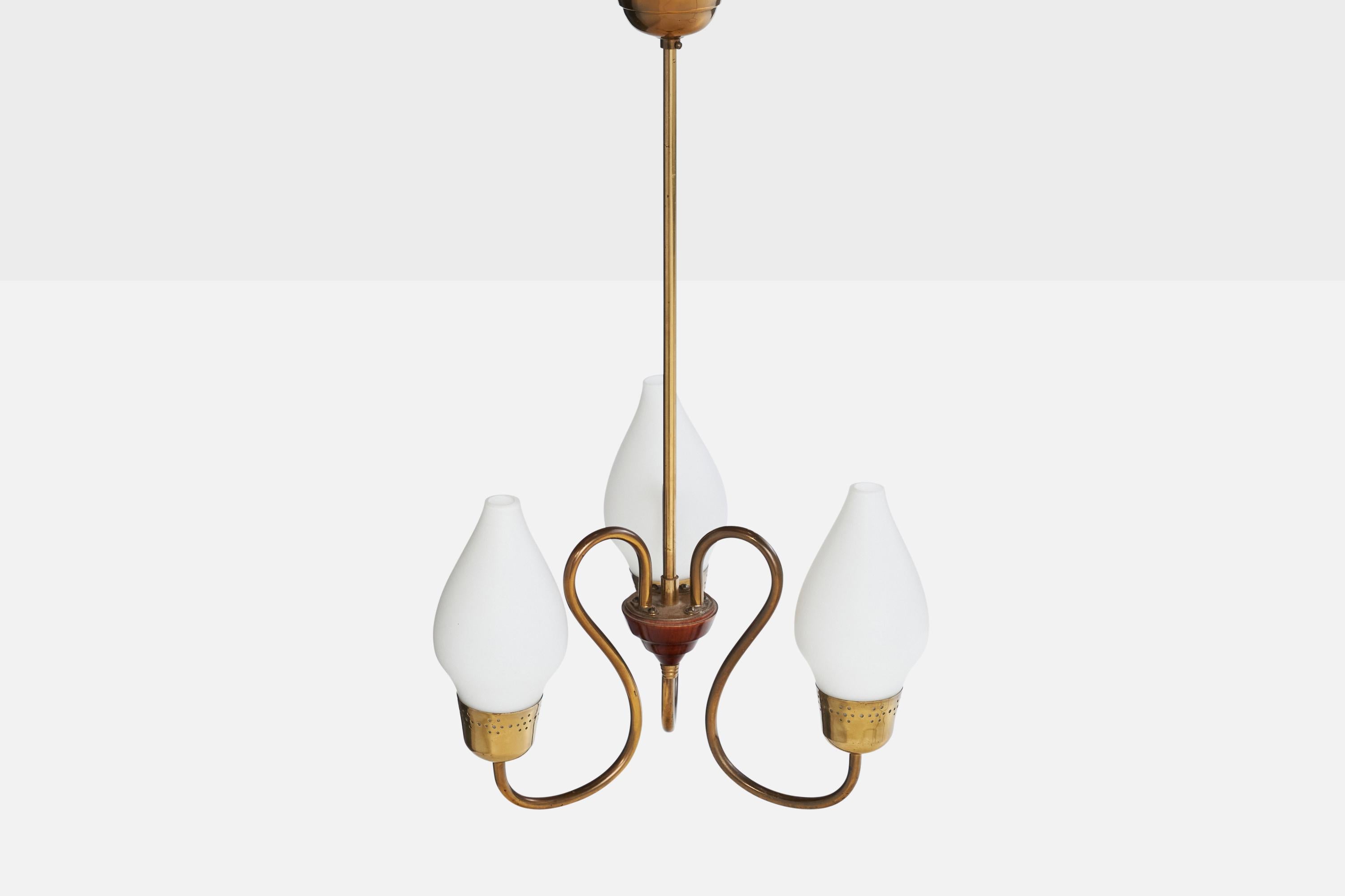 Suédois Designer suédois, lustre, laiton, bois, verre, Suède, années 1950 en vente
