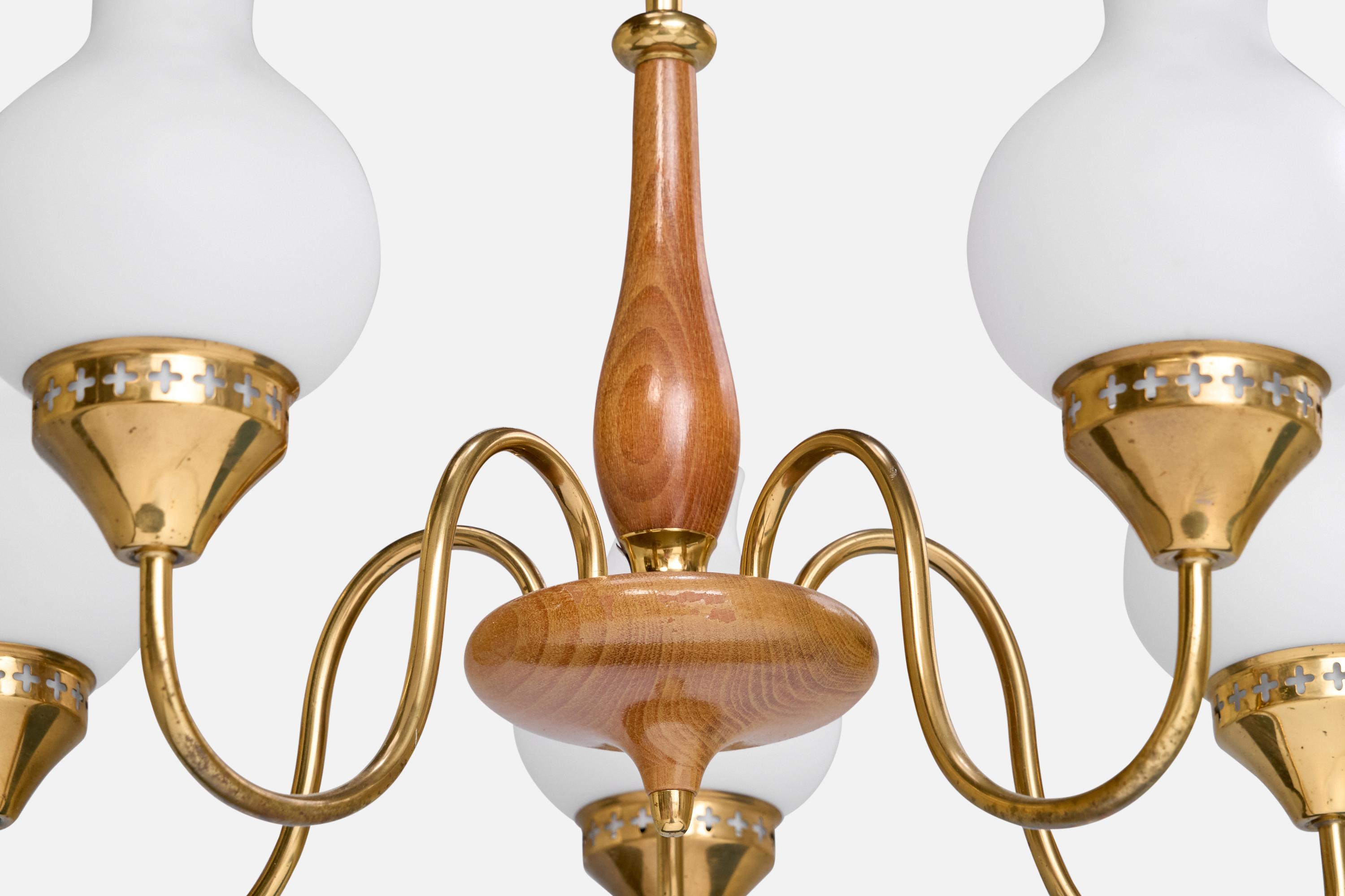 Suédois Designer suédois, lustre, laiton, bois, verre, Suède, années 1950 en vente