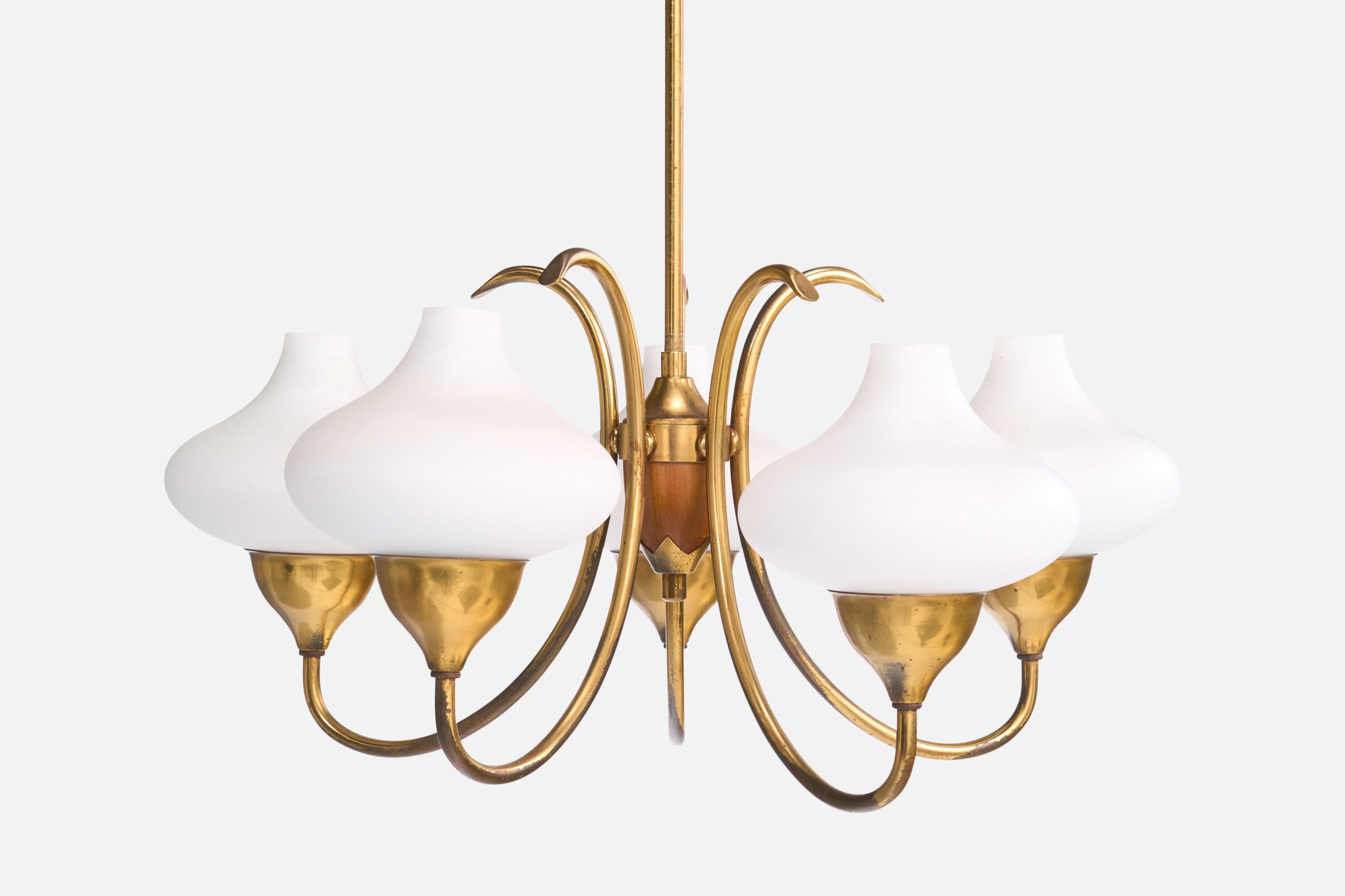 Schwedischer Designer, Kronleuchter, Messing, Holz, Glas, Schweden, 1950er Jahre (Mitte des 20. Jahrhunderts) im Angebot