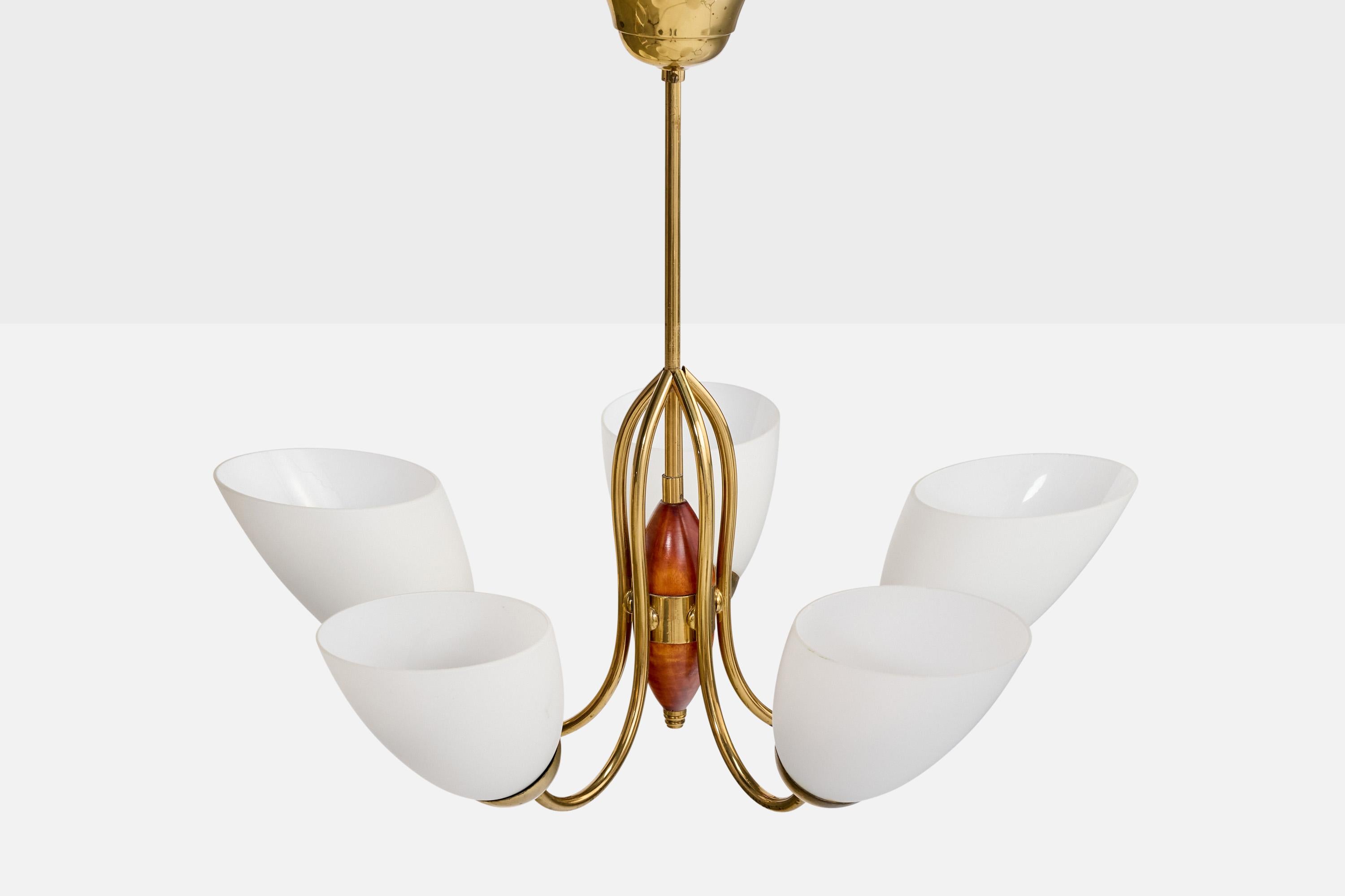 Suédois Designer suédois, lustre, laiton, bois, verre, Suède, années 1950 en vente