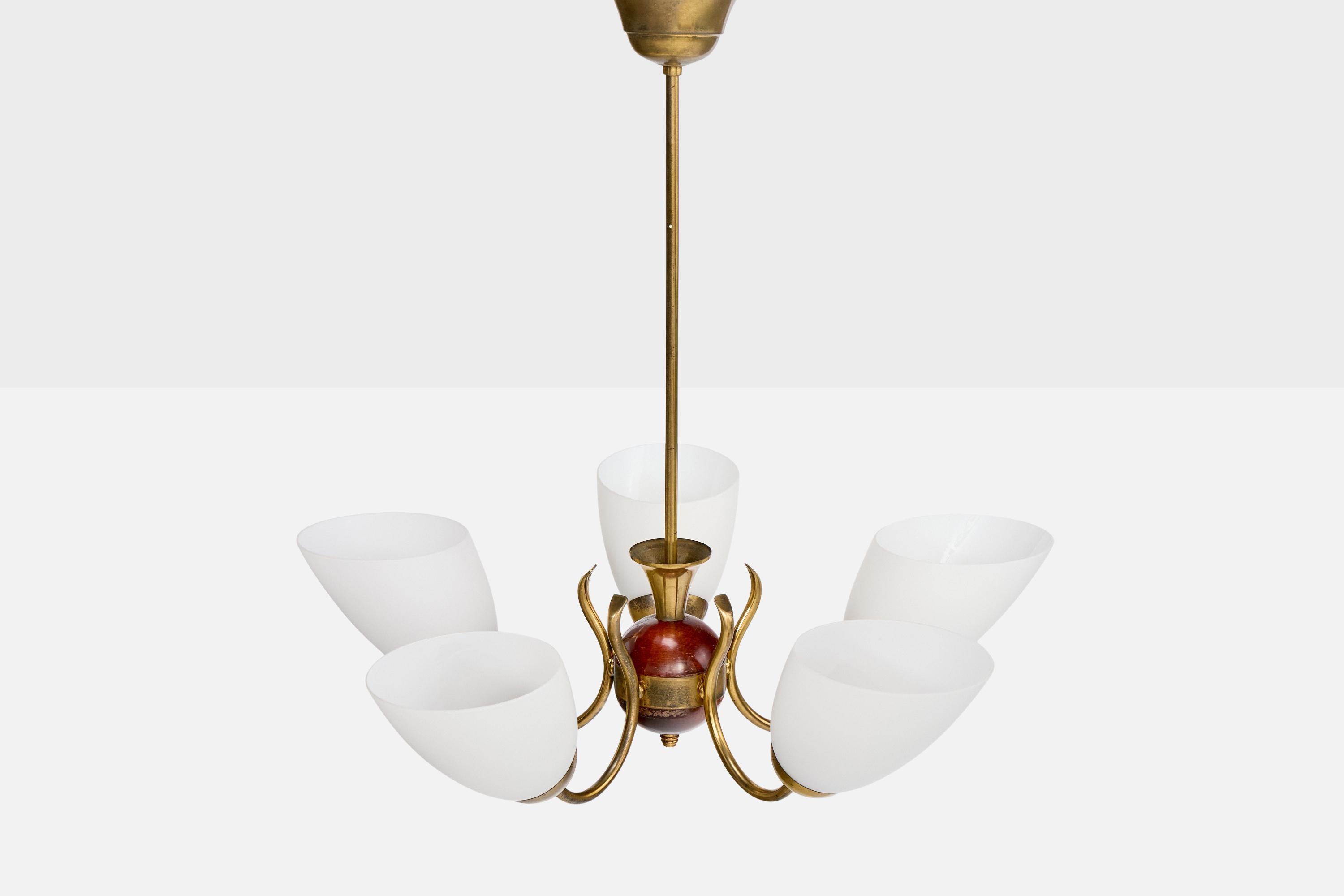 Suédois Designer suédois, lustre, laiton, bois, verre, Suède, années 1950 en vente