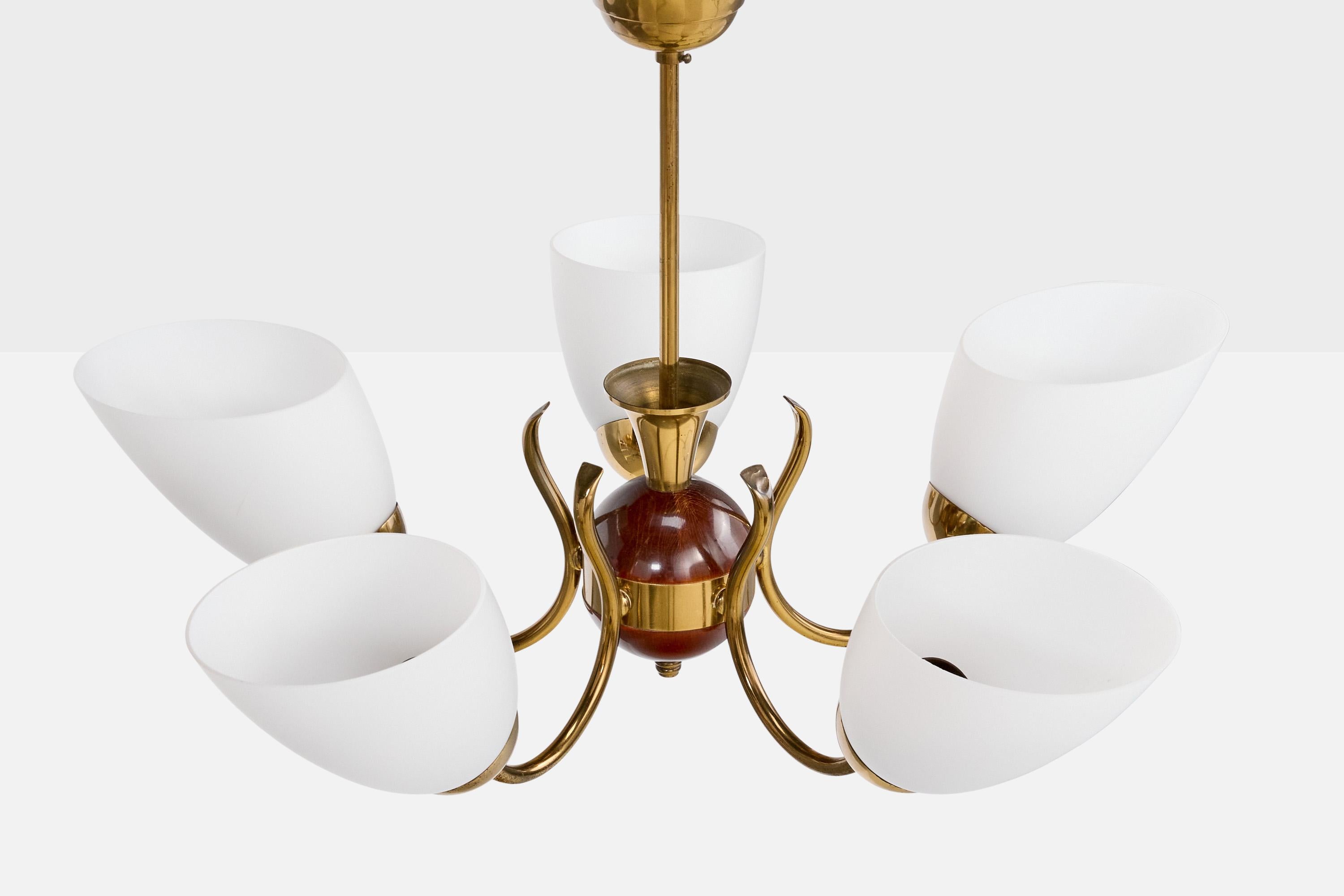 Suédois Designer suédois, lustre, laiton, bois, verre, Suède, années 1950 en vente