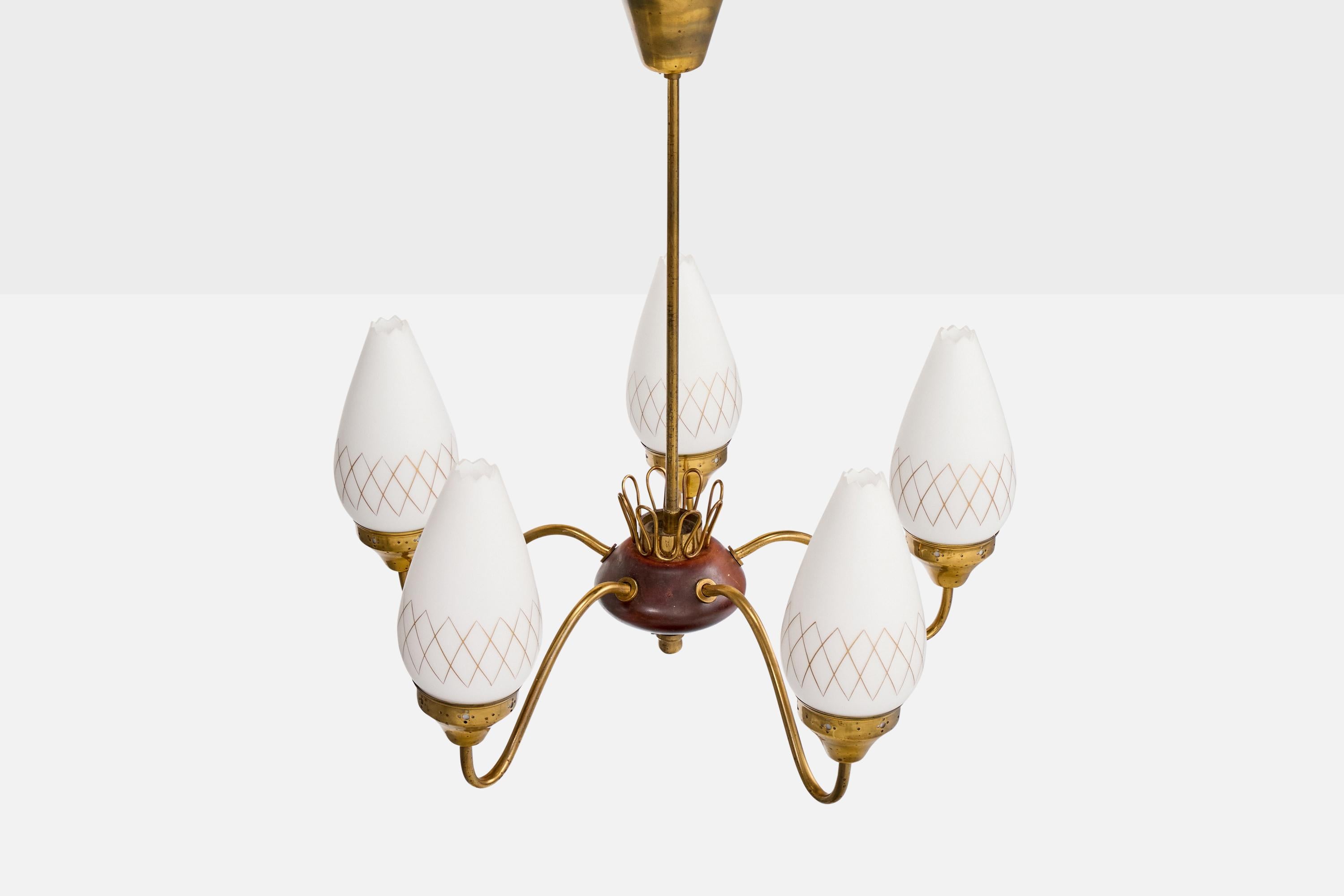 Suédois Designer suédois, lustre, laiton, bois, verre, Suède, années 1950 en vente