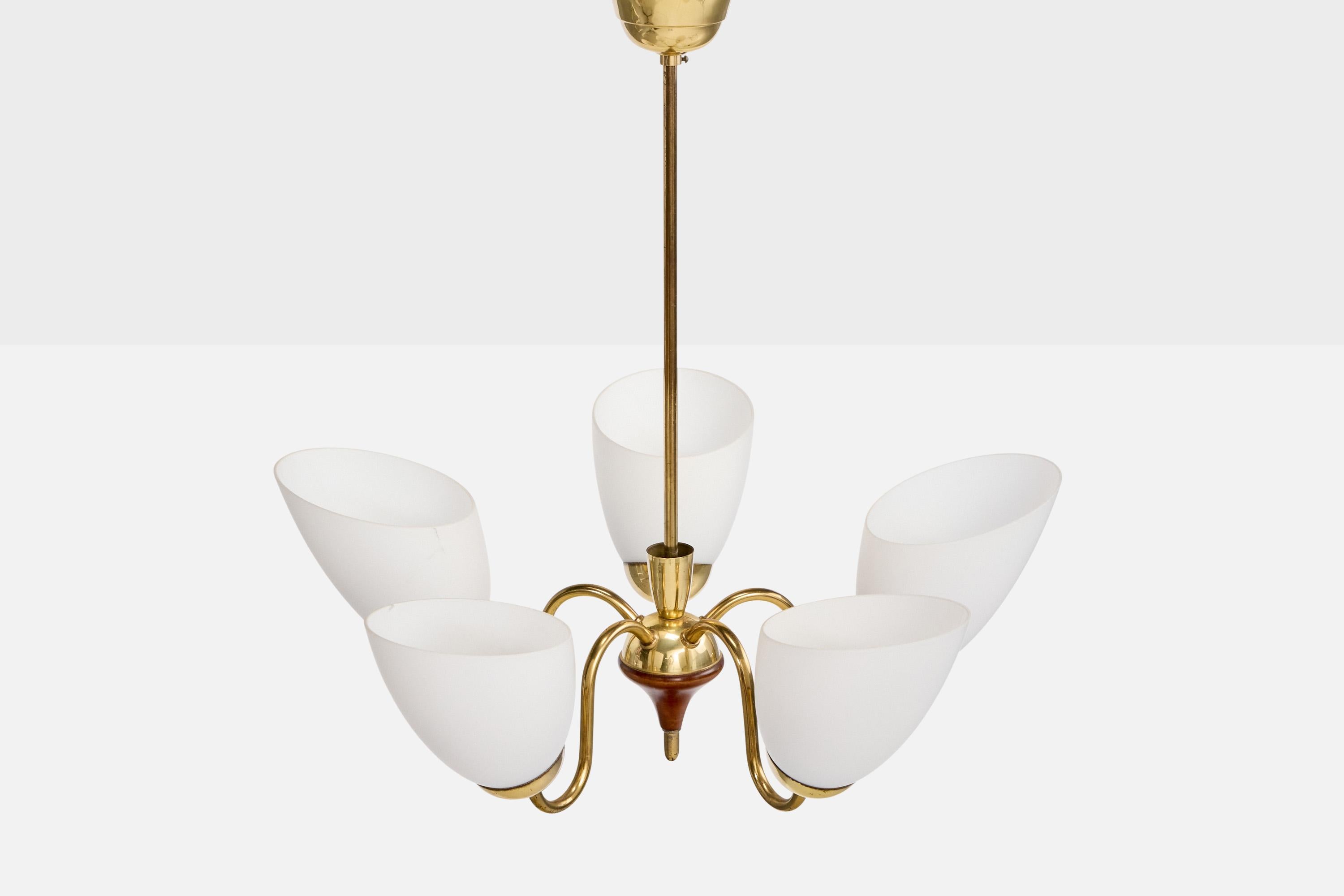 Suédois Designer suédois, lustre, laiton, bois, verre, Suède, années 1950 en vente