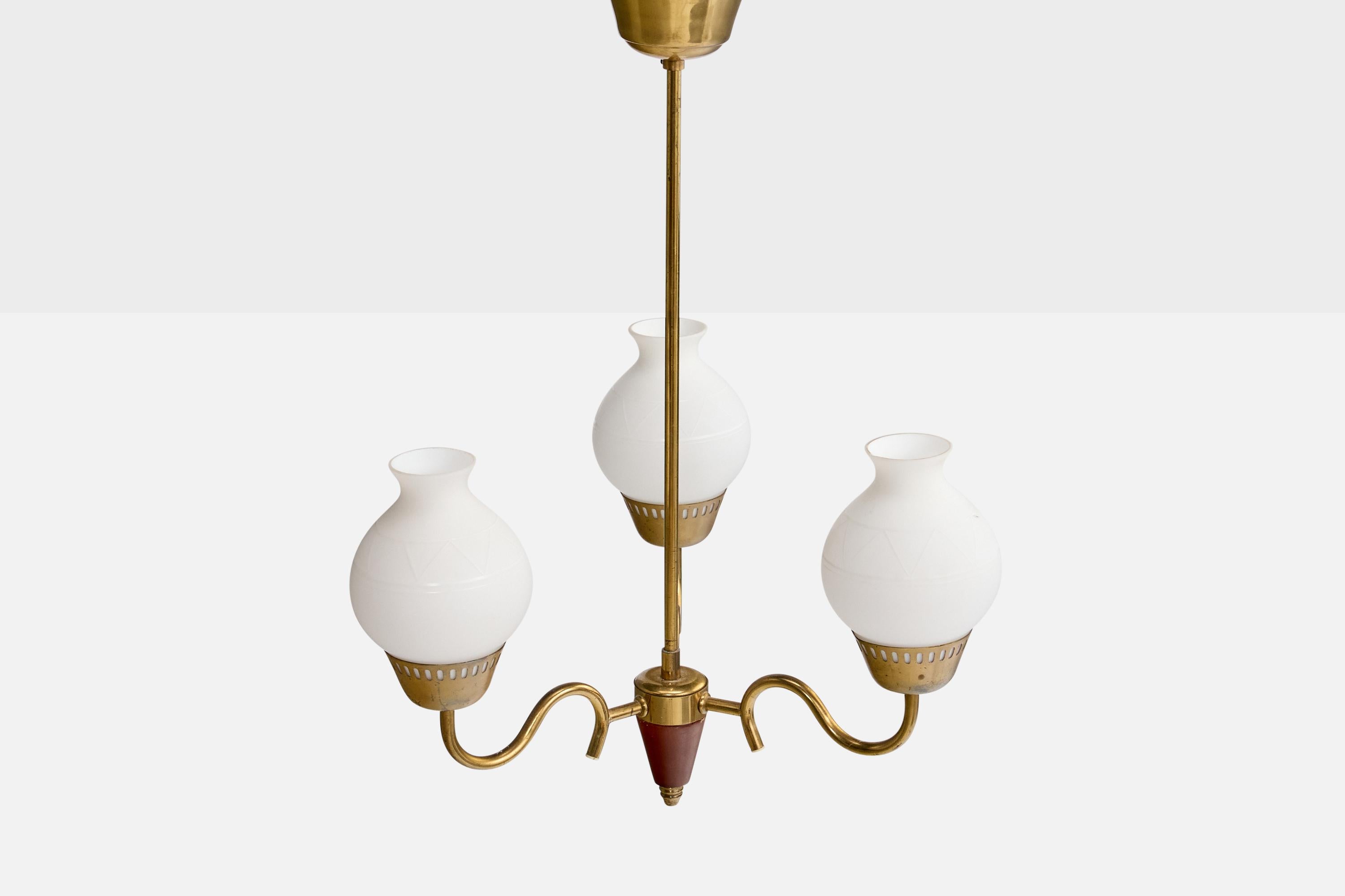 Suédois Designer suédois, lustre, laiton, bois, verre, Suède, années 1950 en vente