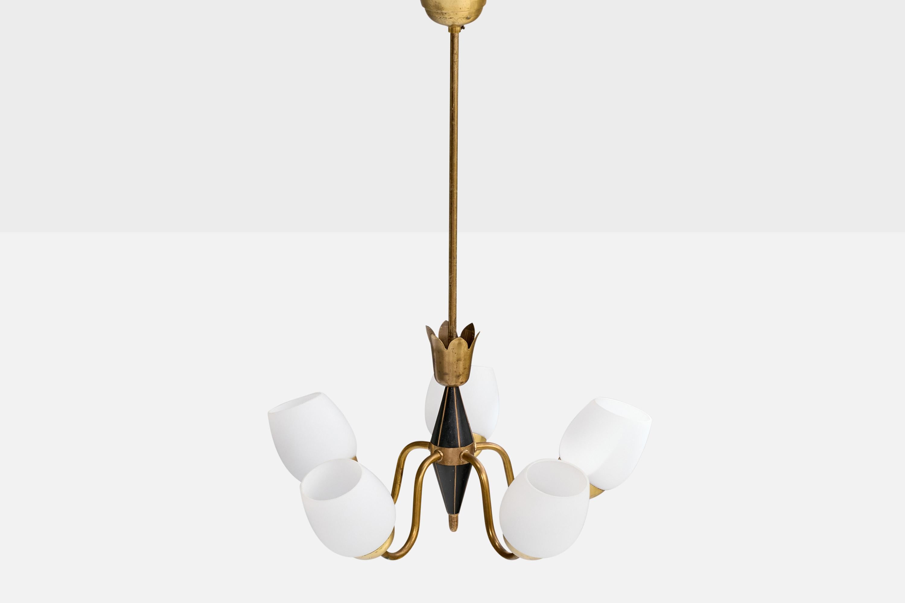 Suédois Designer suédois, lustre, laiton, bois, verre, Suède, années 1950 en vente