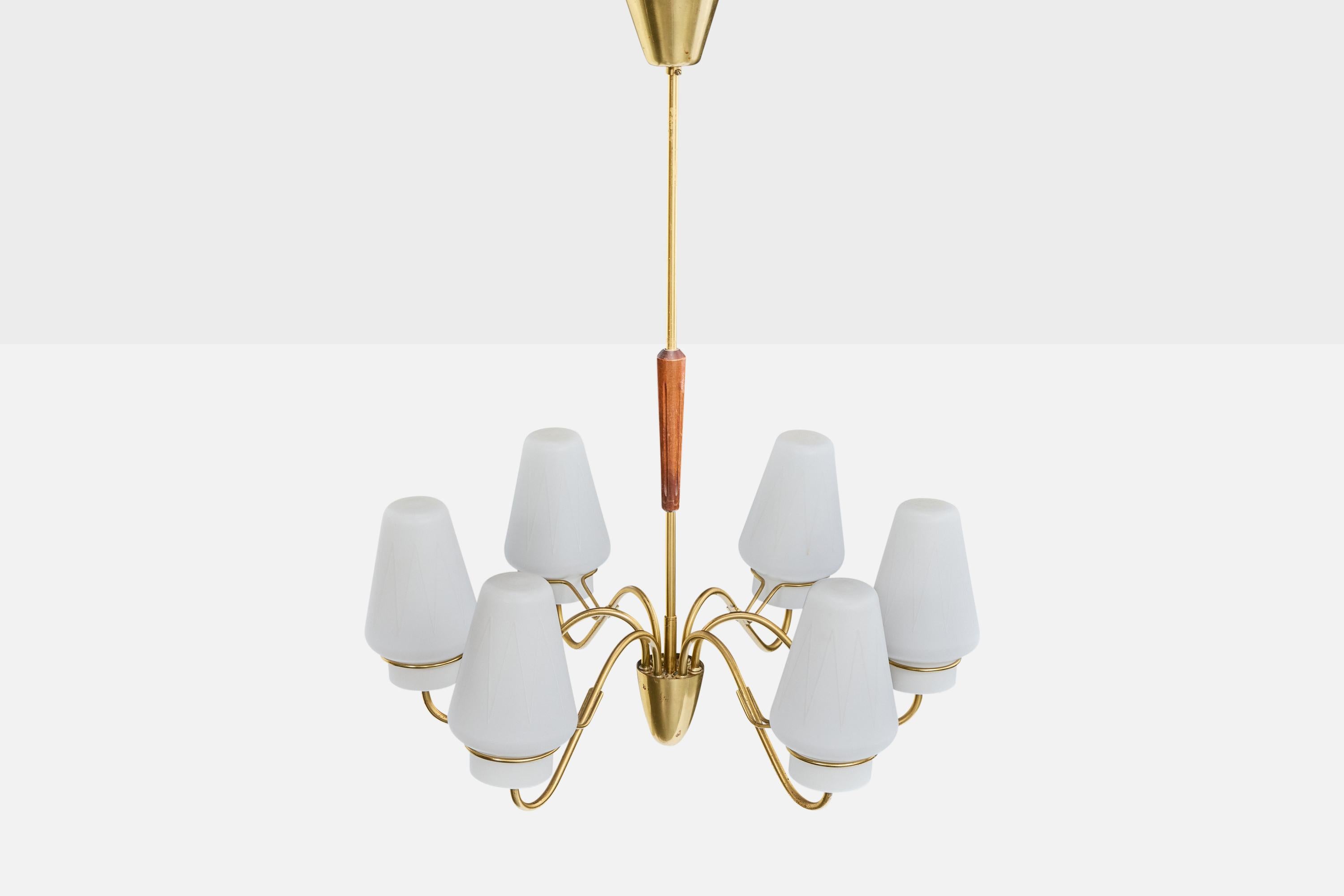 Suédois Designer suédois, lustre, laiton, bois, verre, Suède, années 1950 en vente