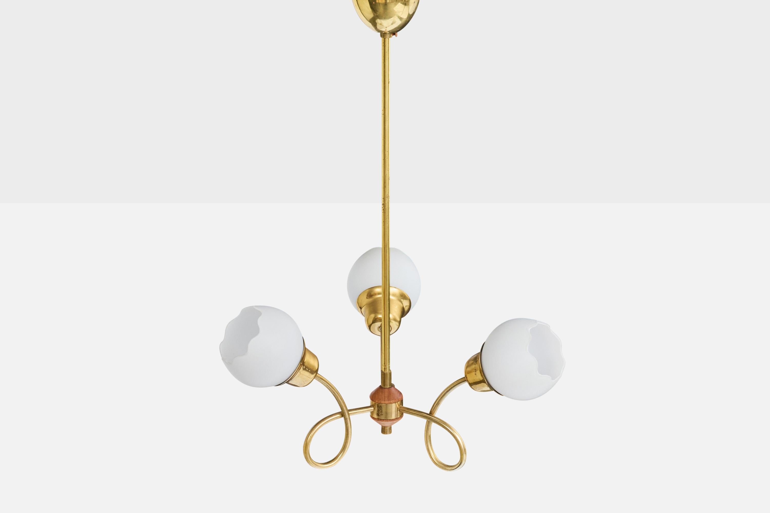 Suédois Designer suédois, lustre, laiton, bois, verre, Suède, années 1950 en vente