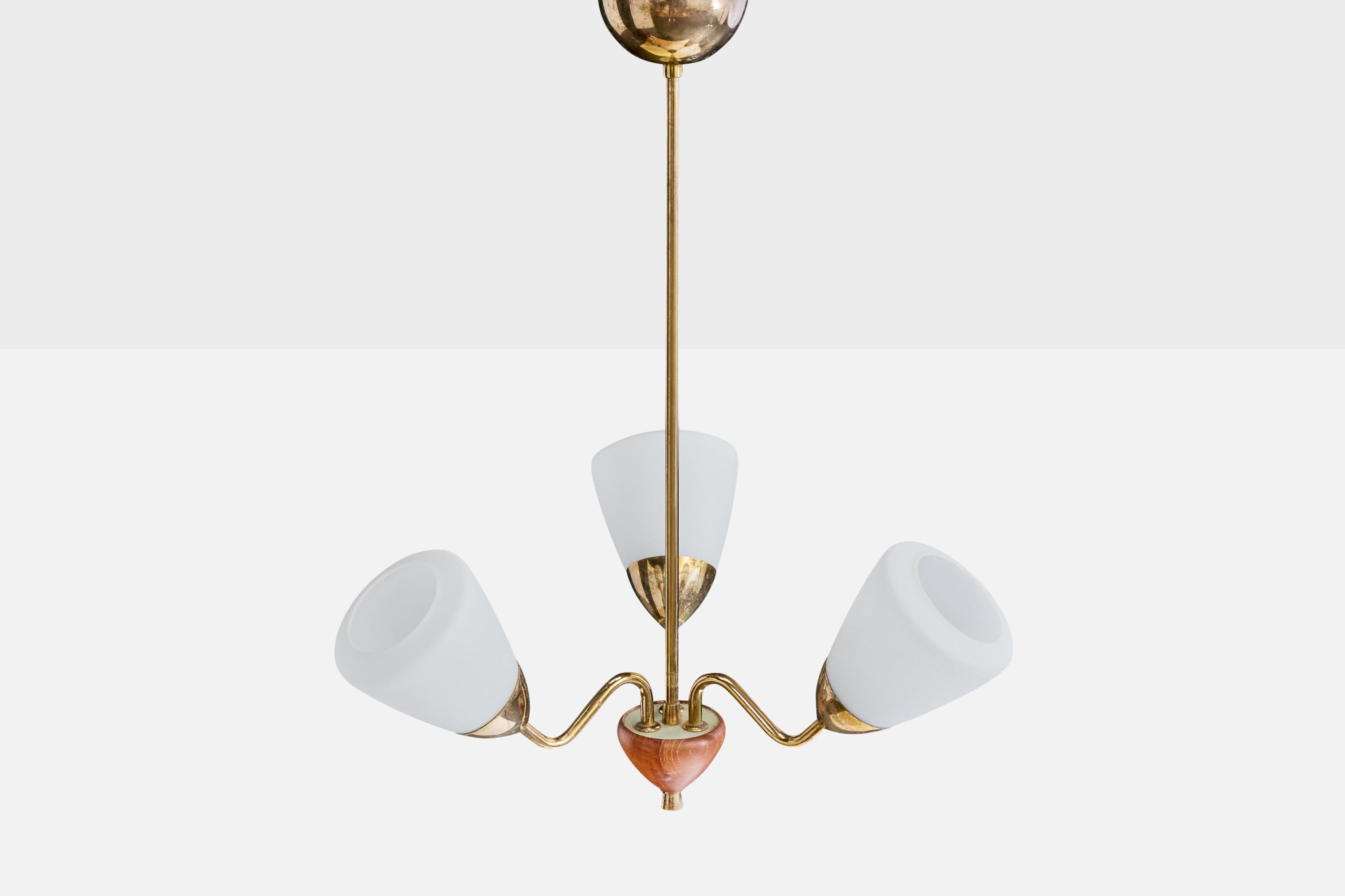 Suédois Designer suédois, lustre, laiton, bois, verre, Suède, années 1950 en vente