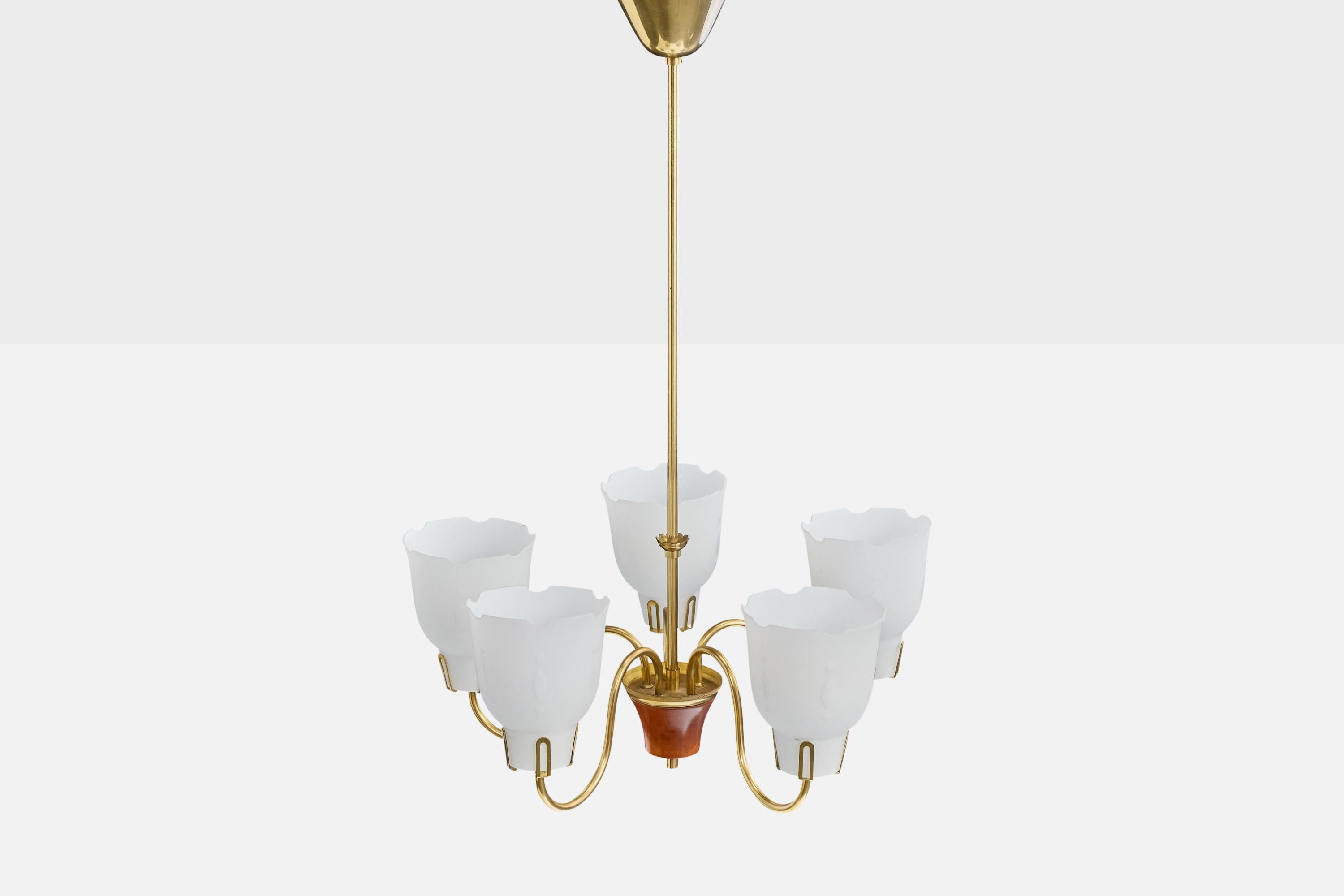 Suédois Designer suédois, lustre, laiton, bois, verre, Suède, années 1950 en vente